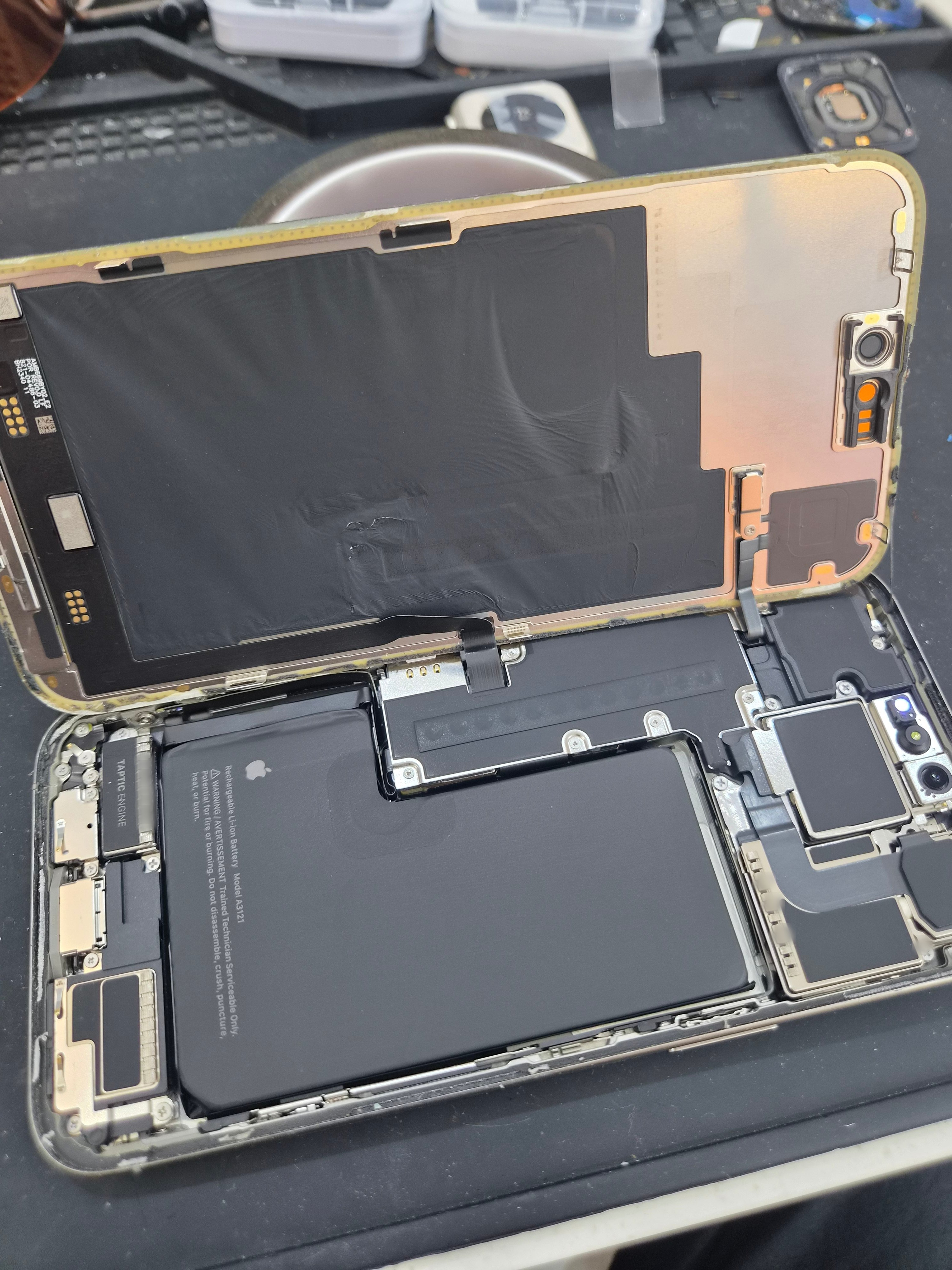 아이폰 iPhone 15 Pro Max 수리 작업 중 — 다올리페어 직영점 진행