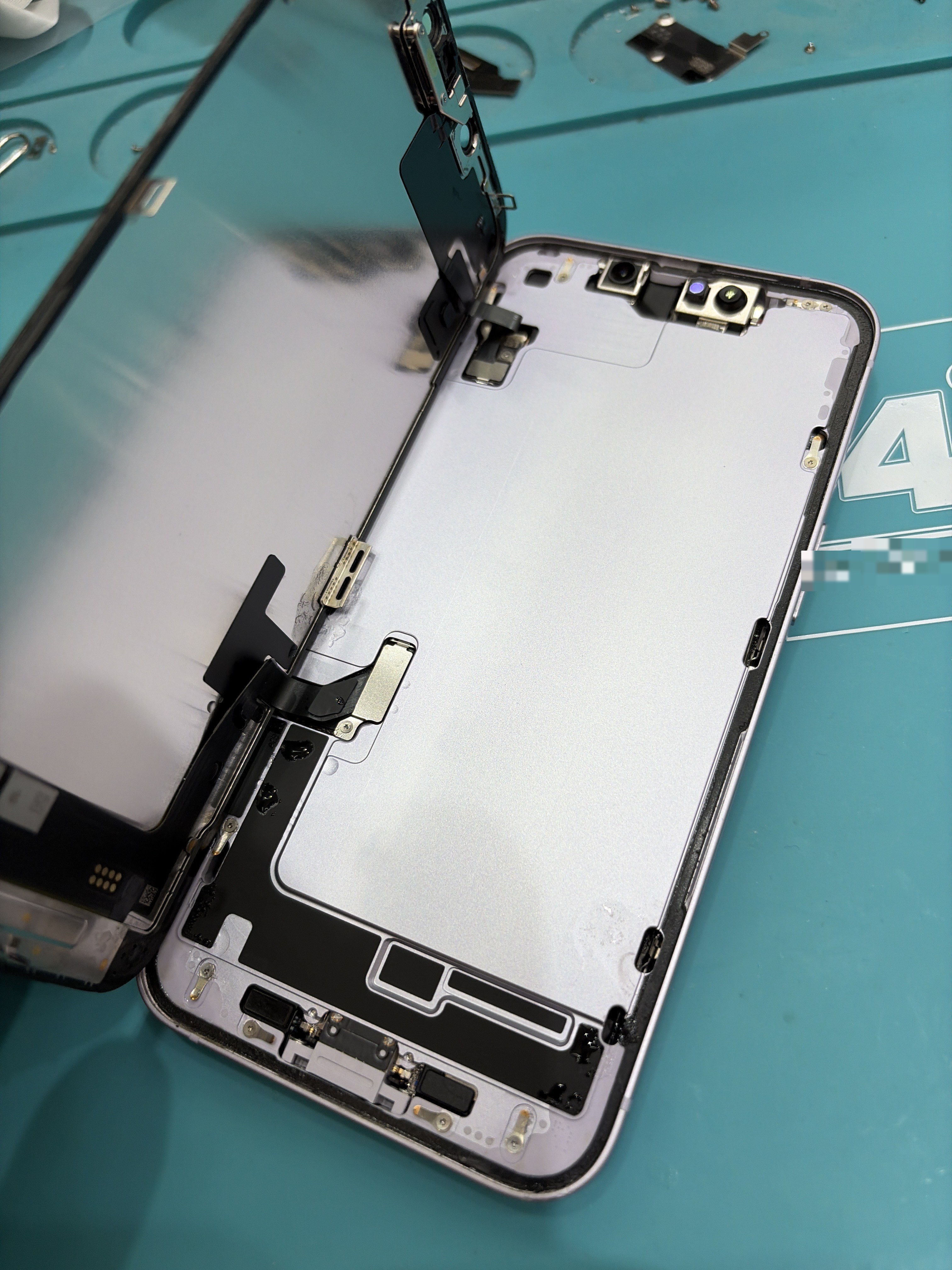 아이폰 iPhone 14 내부 분해 — 정밀 작업 단계