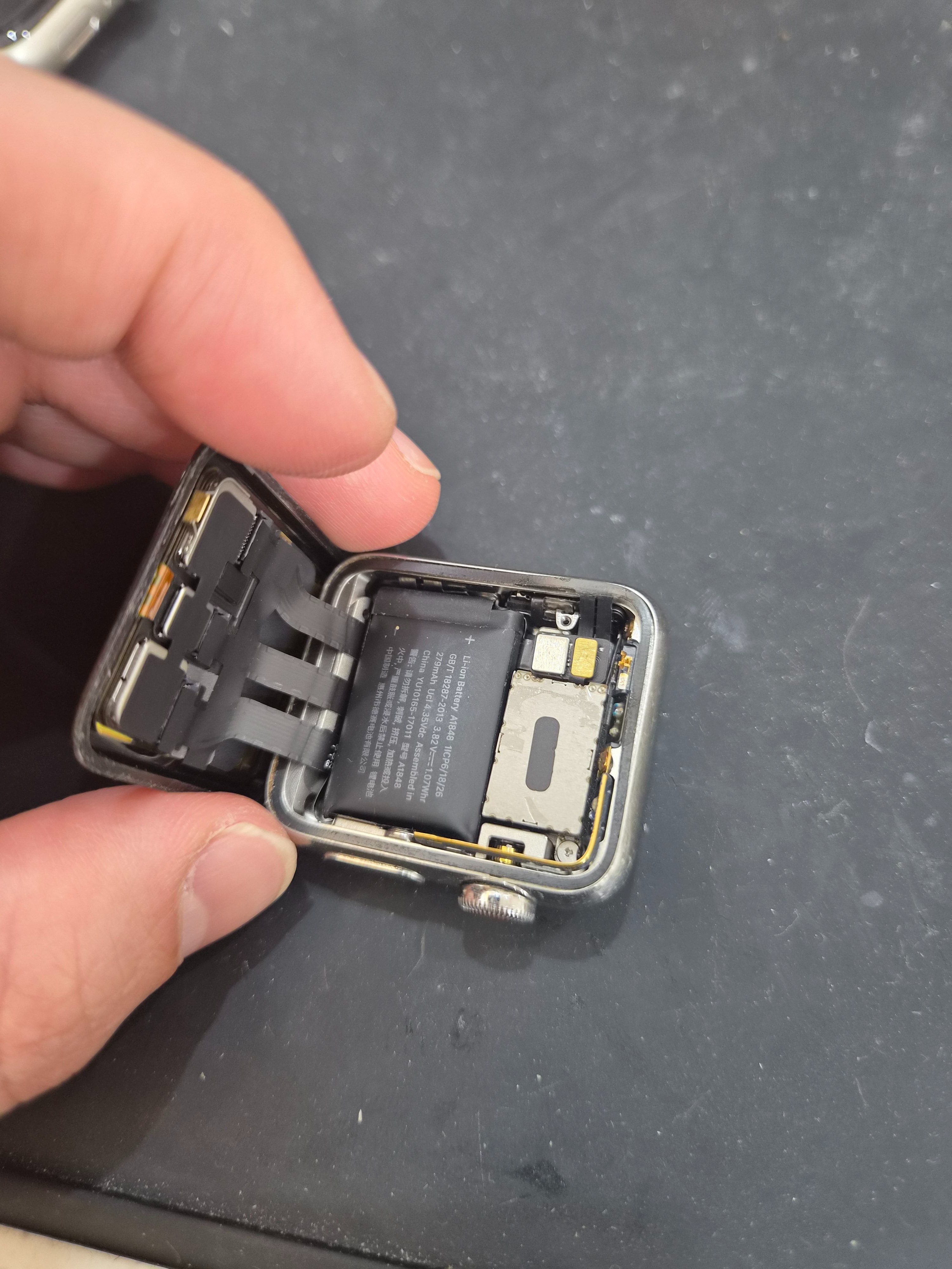 애플워치 시리즈 3 (Apple Watch Series 3) (38mm) 배터리 노화 → 정품 추출 셀 내부 분해 — 정밀 작업 단계