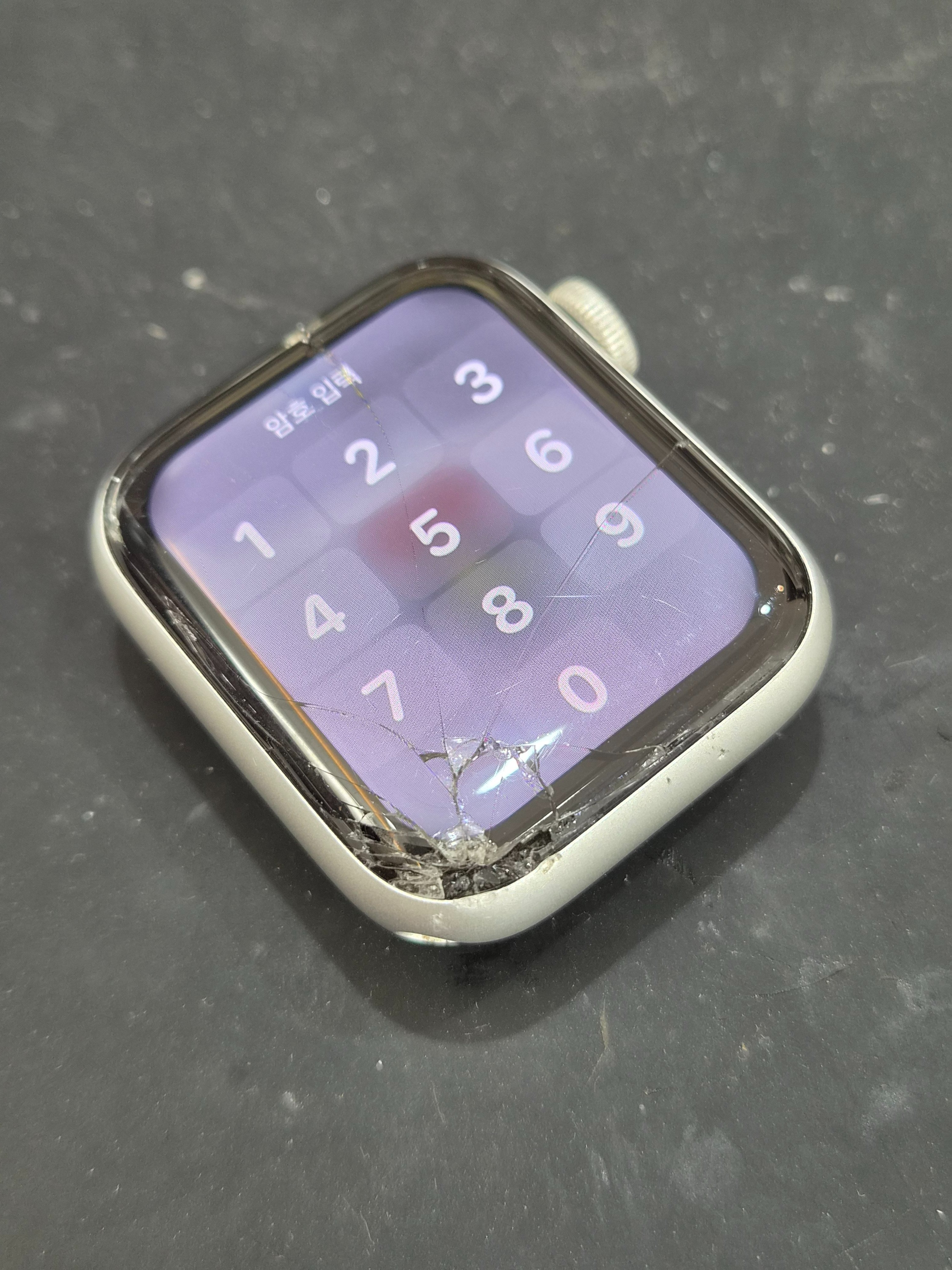 애플워치 Apple Watch SE (2세대) 수리 전 — 액정 깨짐