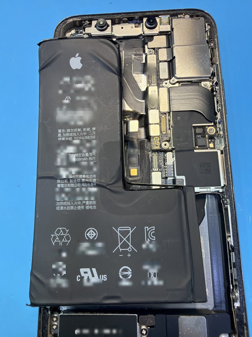 아이폰 XS 수리 작업 중