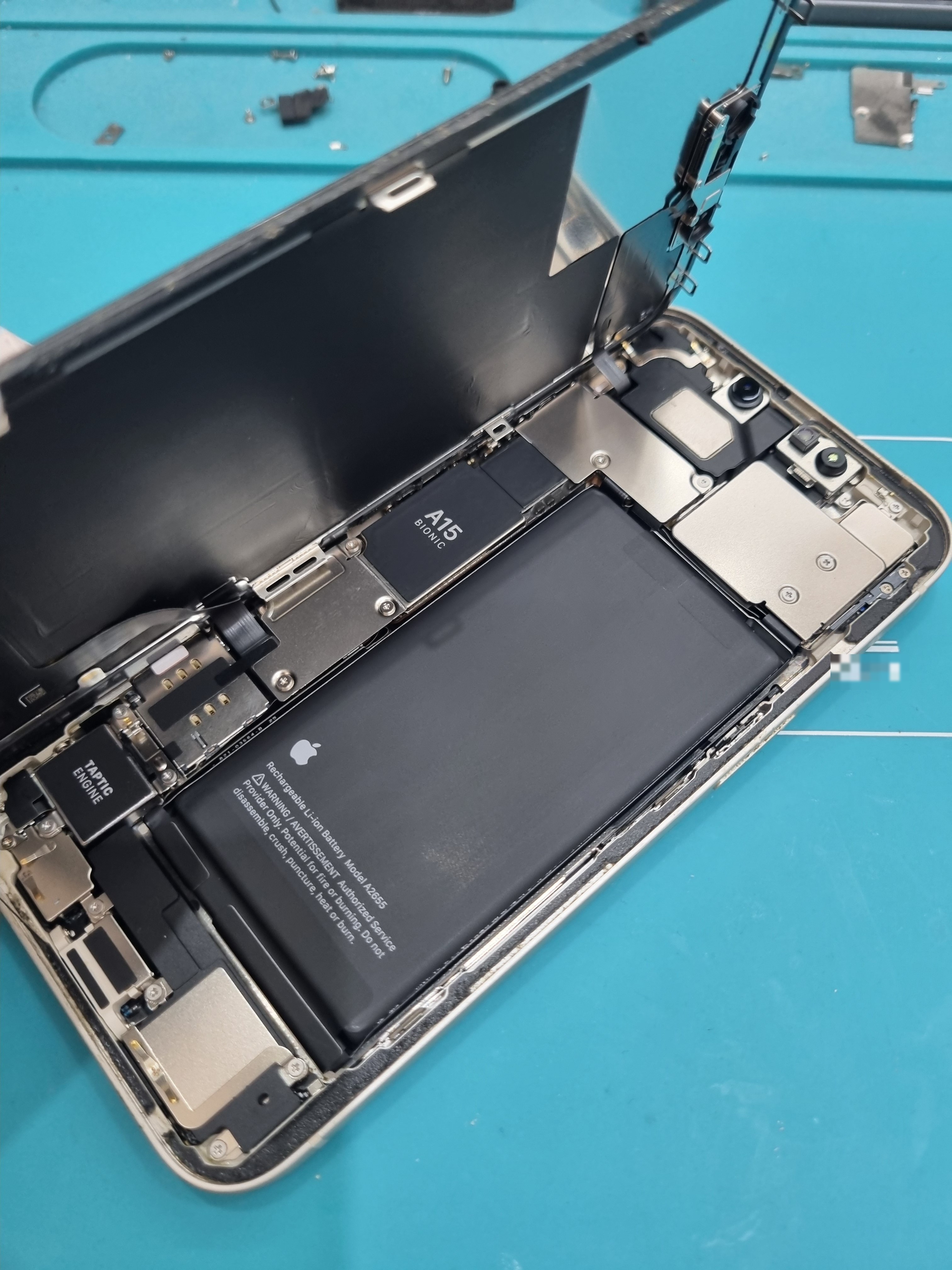아이폰 13 (iPhone 13) 배터리 교체 후기 내부 분해 — 정밀 작업 단계