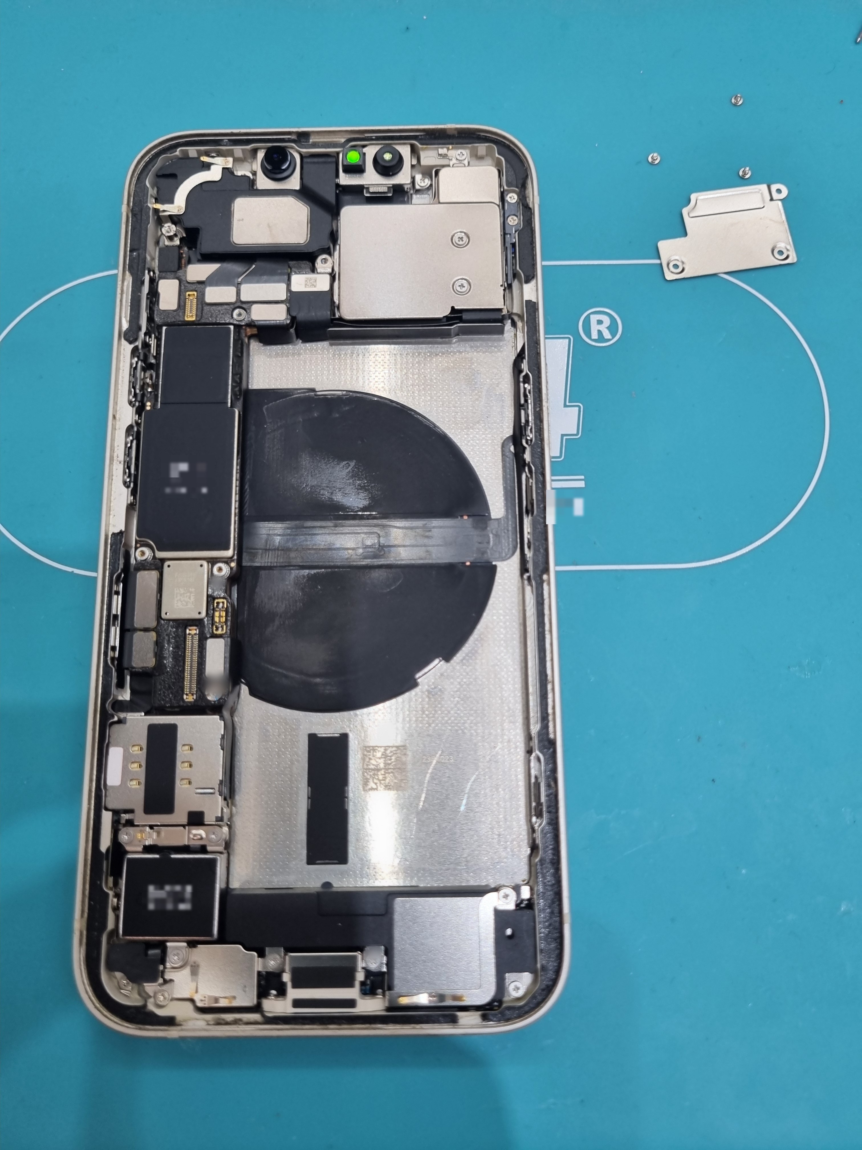 아이폰 13 (iPhone 13) 배터리 교체 후기 수리 작업 중 — 다올리페어 직영점 진행