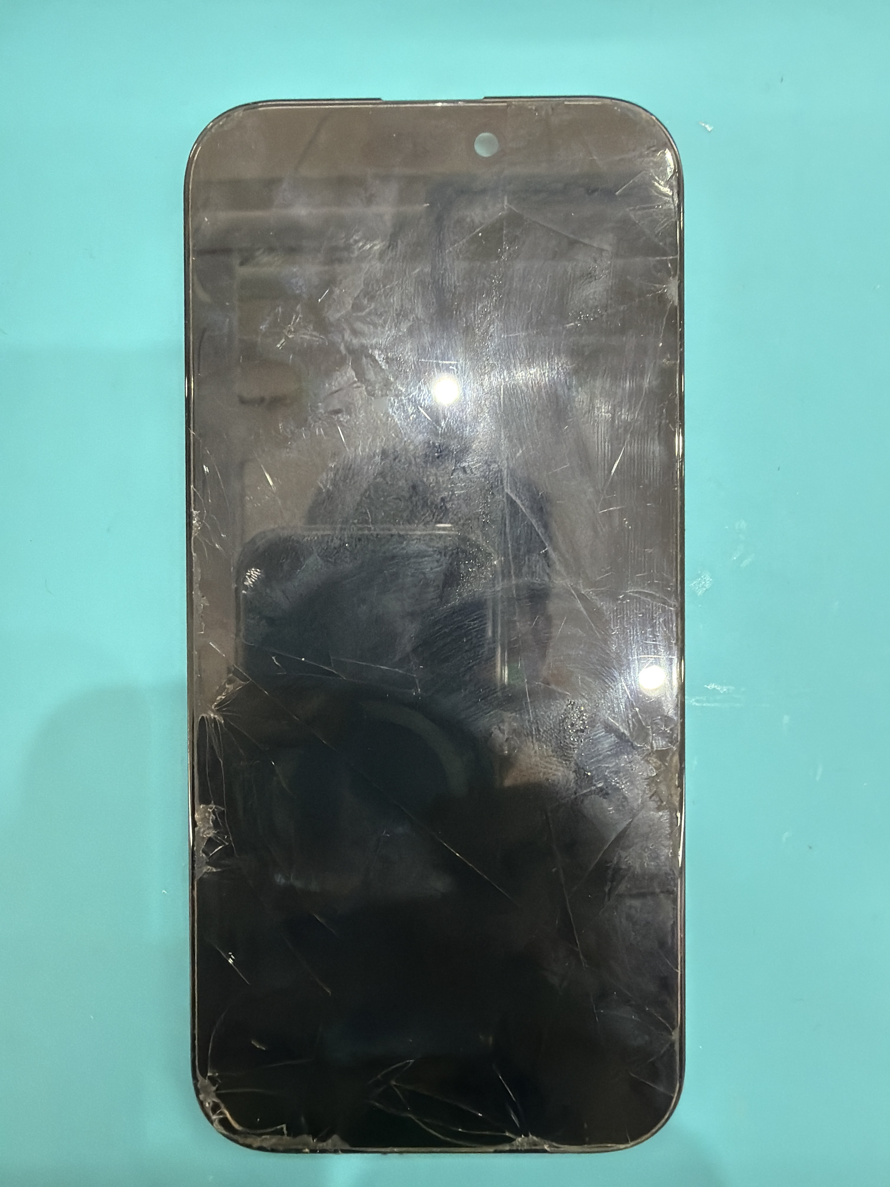 아이폰 iPhone 16 Pro 수리 전 — 액정 깨짐