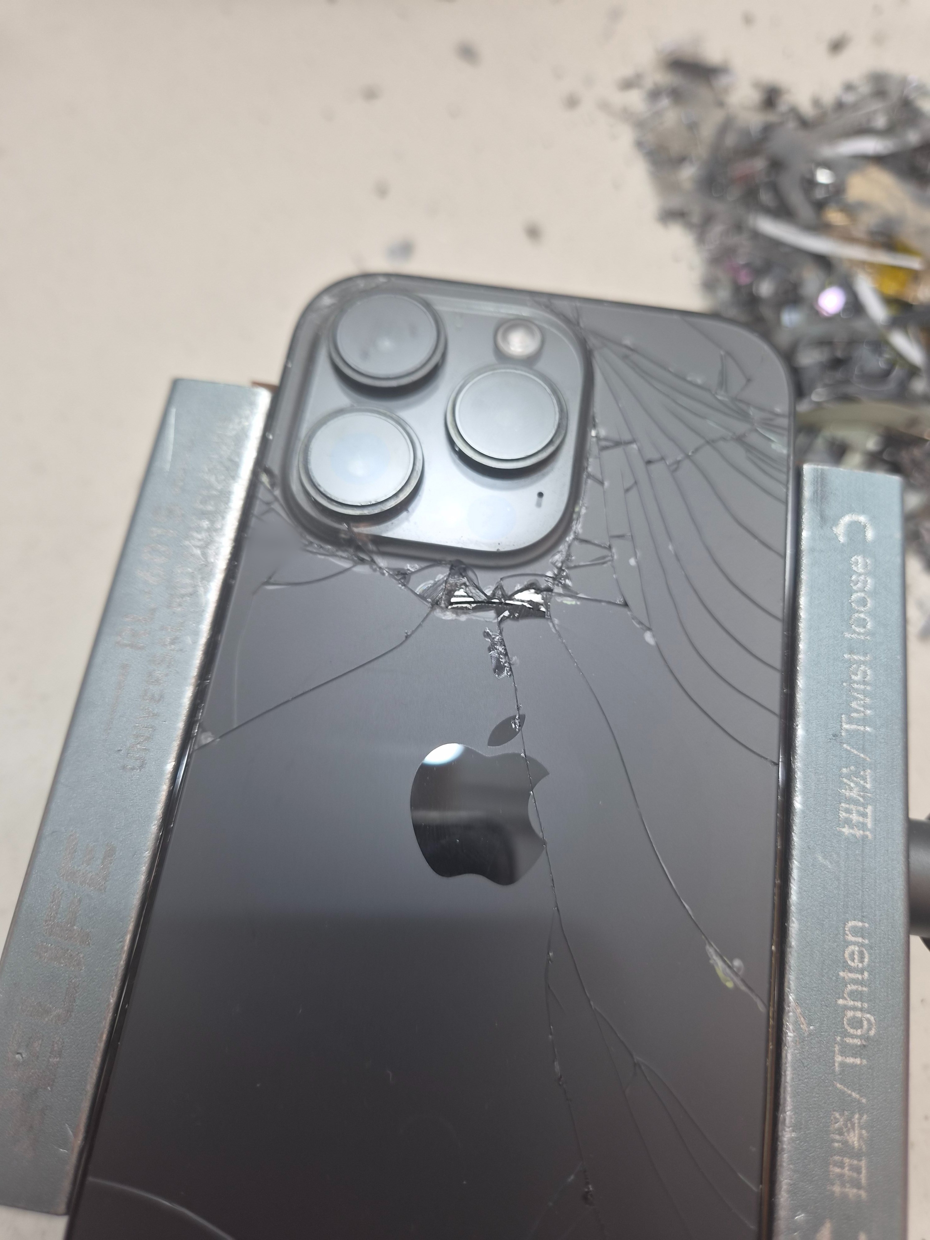 아이폰 14 프로 (iPhone 14 Pro) 뒷판 깨짐 수리 가격 내부 분해 — 정밀 작업 단계