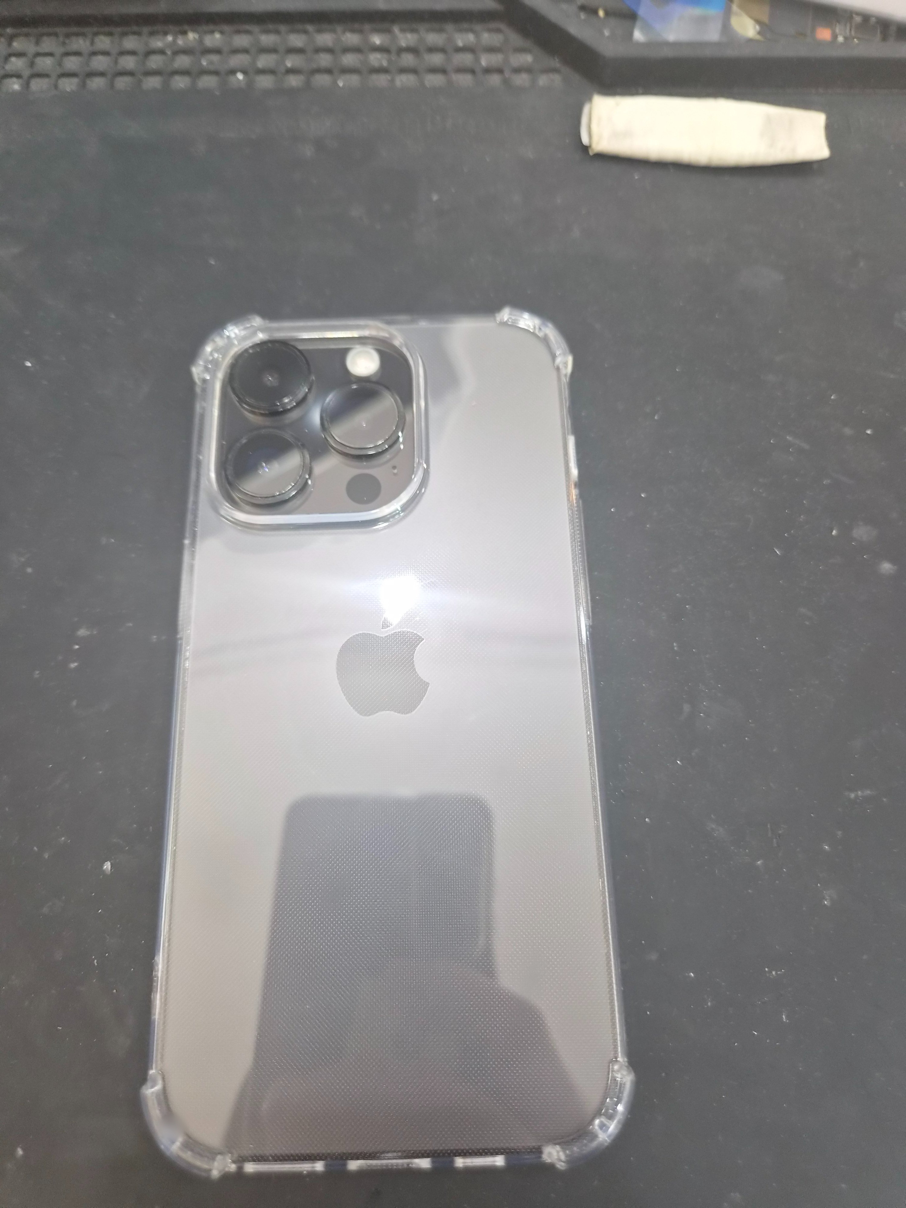 아이폰 14 프로 (iPhone 14 Pro) 뒷판 깨짐 수리 가격 수리 작업 중 — 다올리페어 직영점 진행