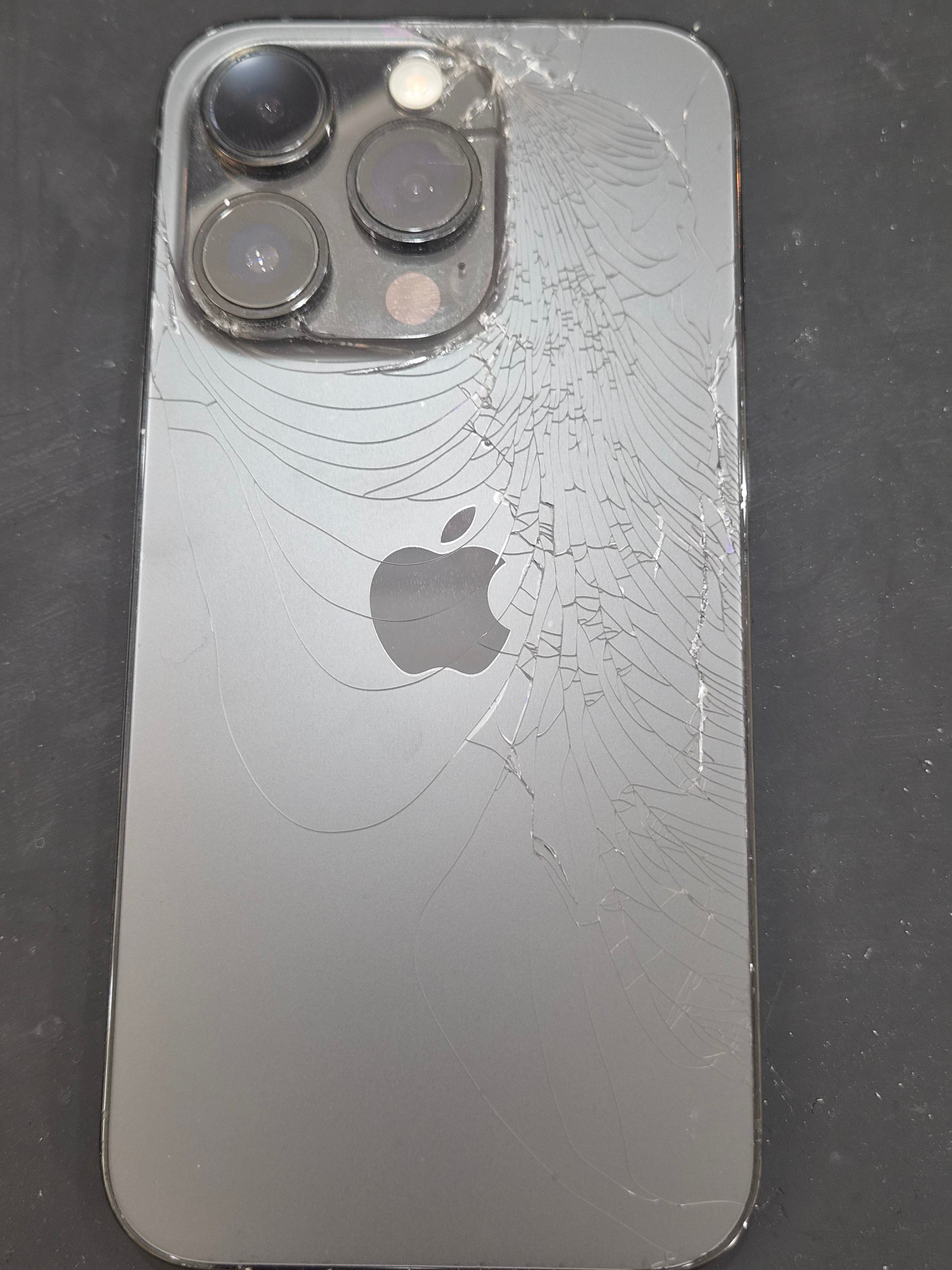 아이폰 iPhone 14 Pro 수리 전 — 후면 유리 깨짐