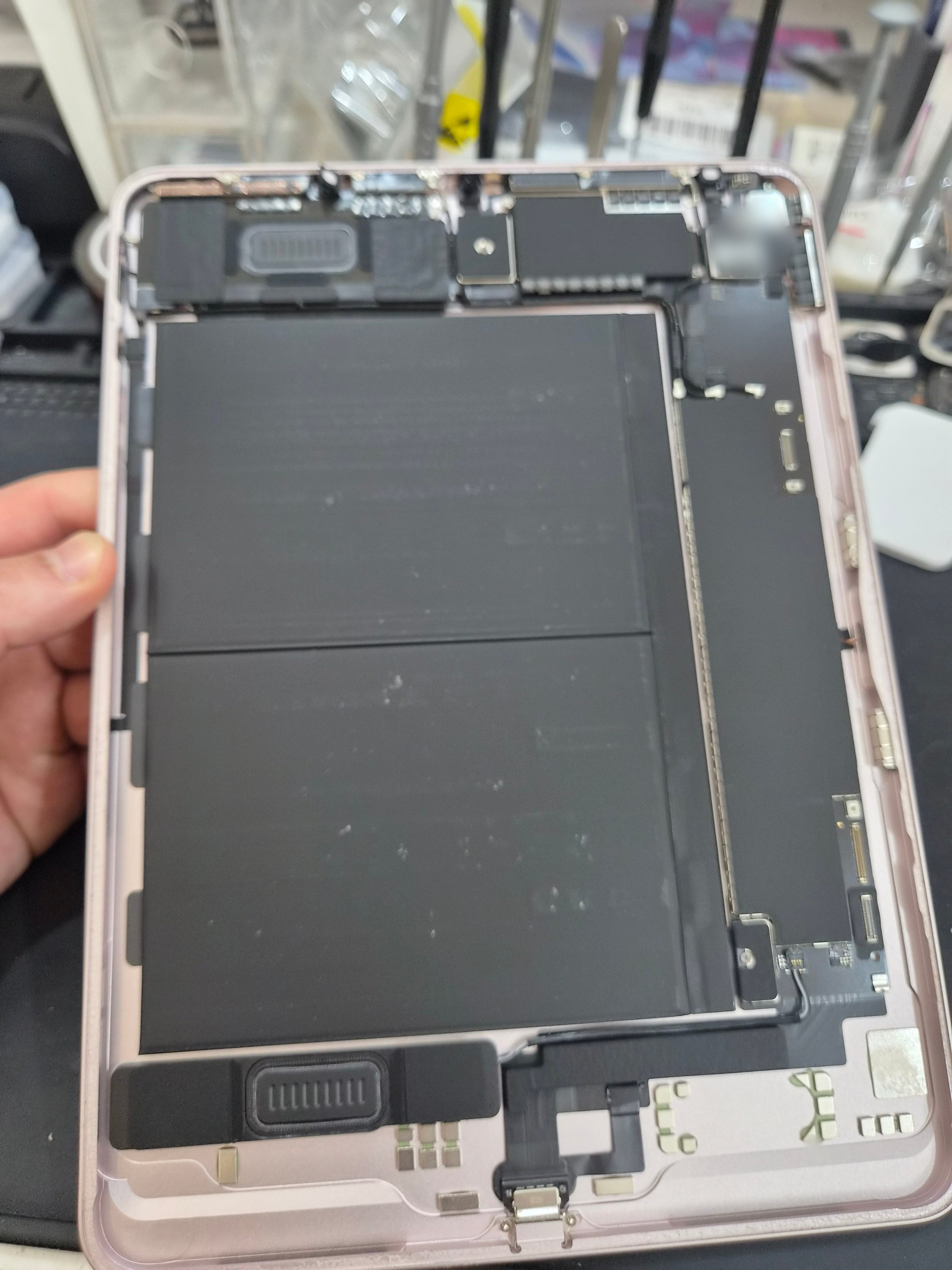 아이패드 iPad Air 5세대 (M1) 수리 작업 중 — 다올리페어 직영점 진행