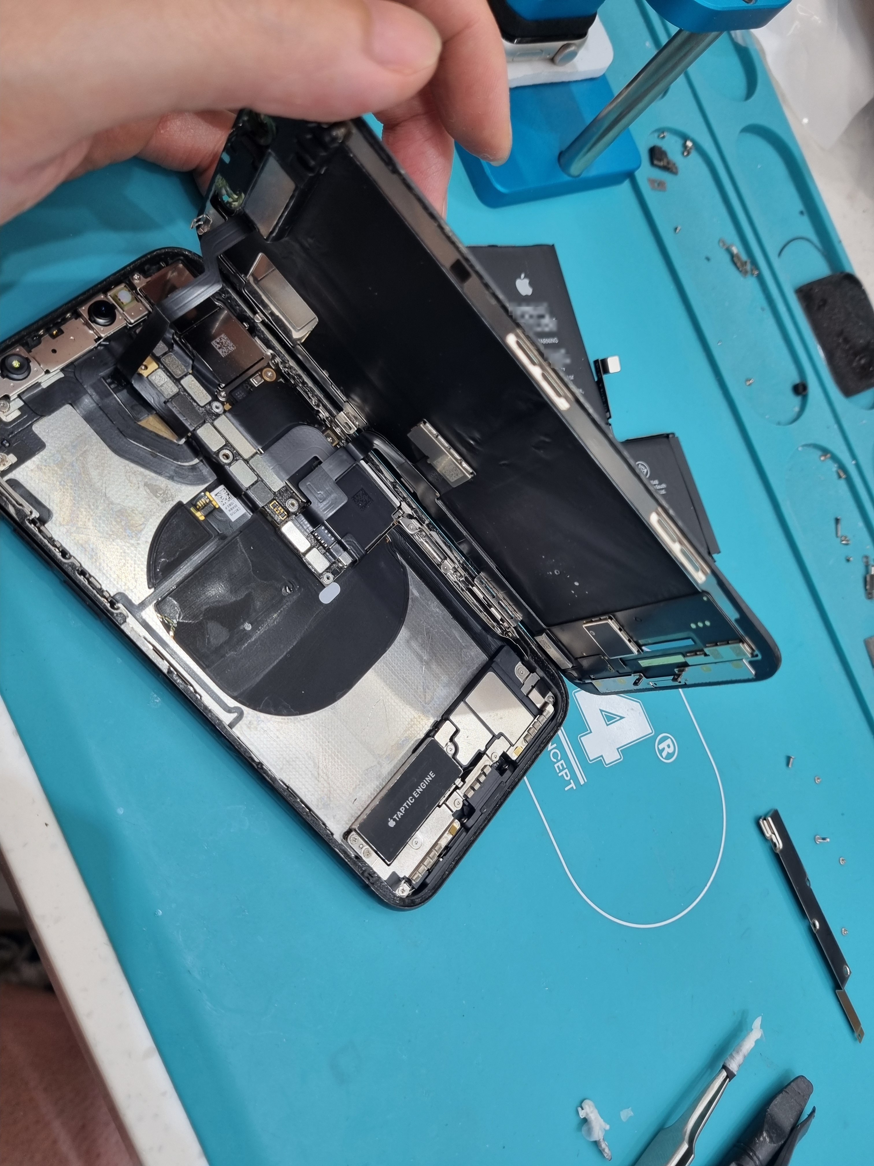 아이폰 X (iPhone X) 배터리 노화 80% 미만 → 30분 새 배터리 (목동점) 수리 작업 중 — 다올리페어 직영점 진행