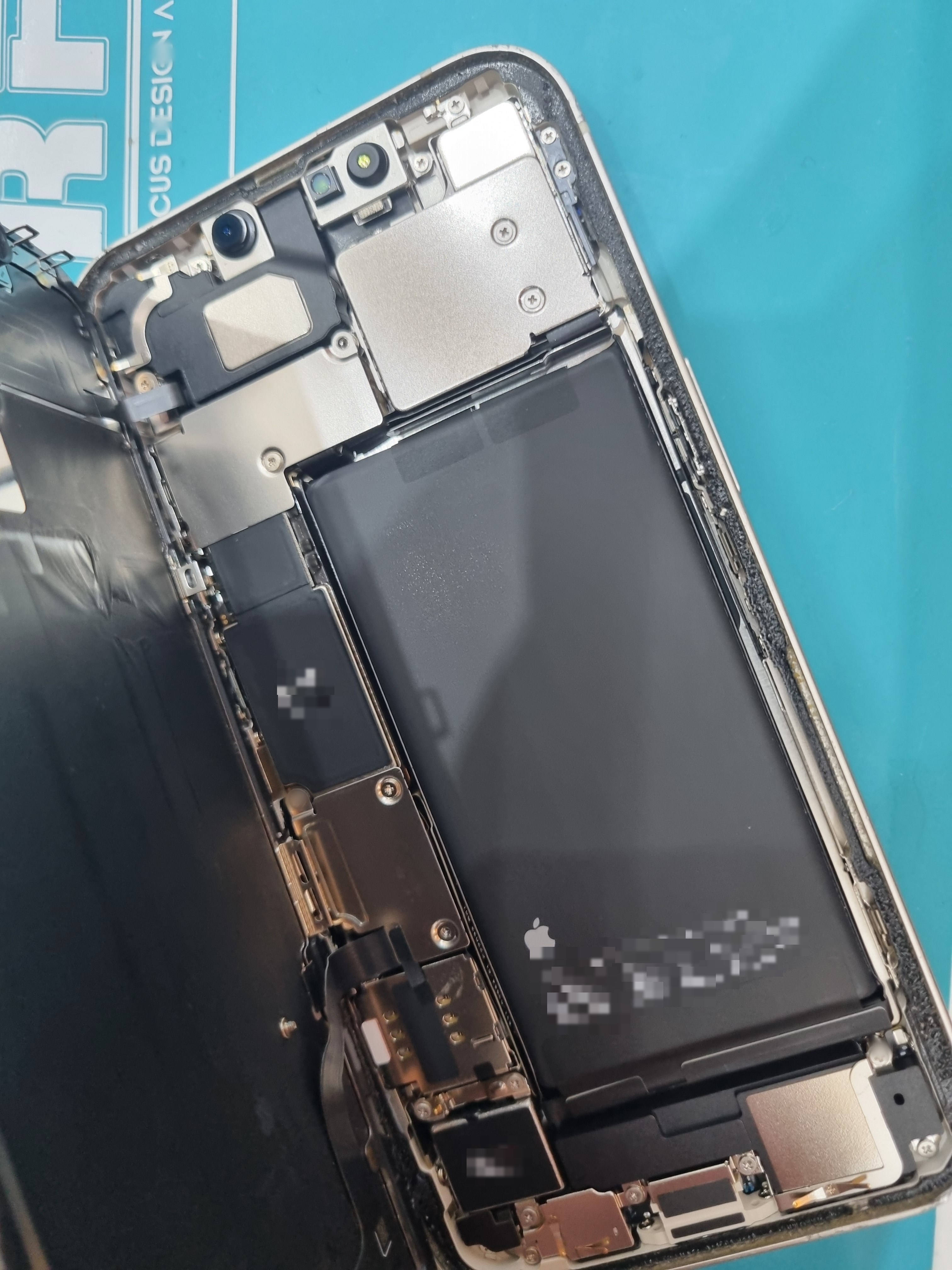40대 여성 손님 아이폰 iPhone 13 자연 노화 내부 분해 — 정밀 작업 단계