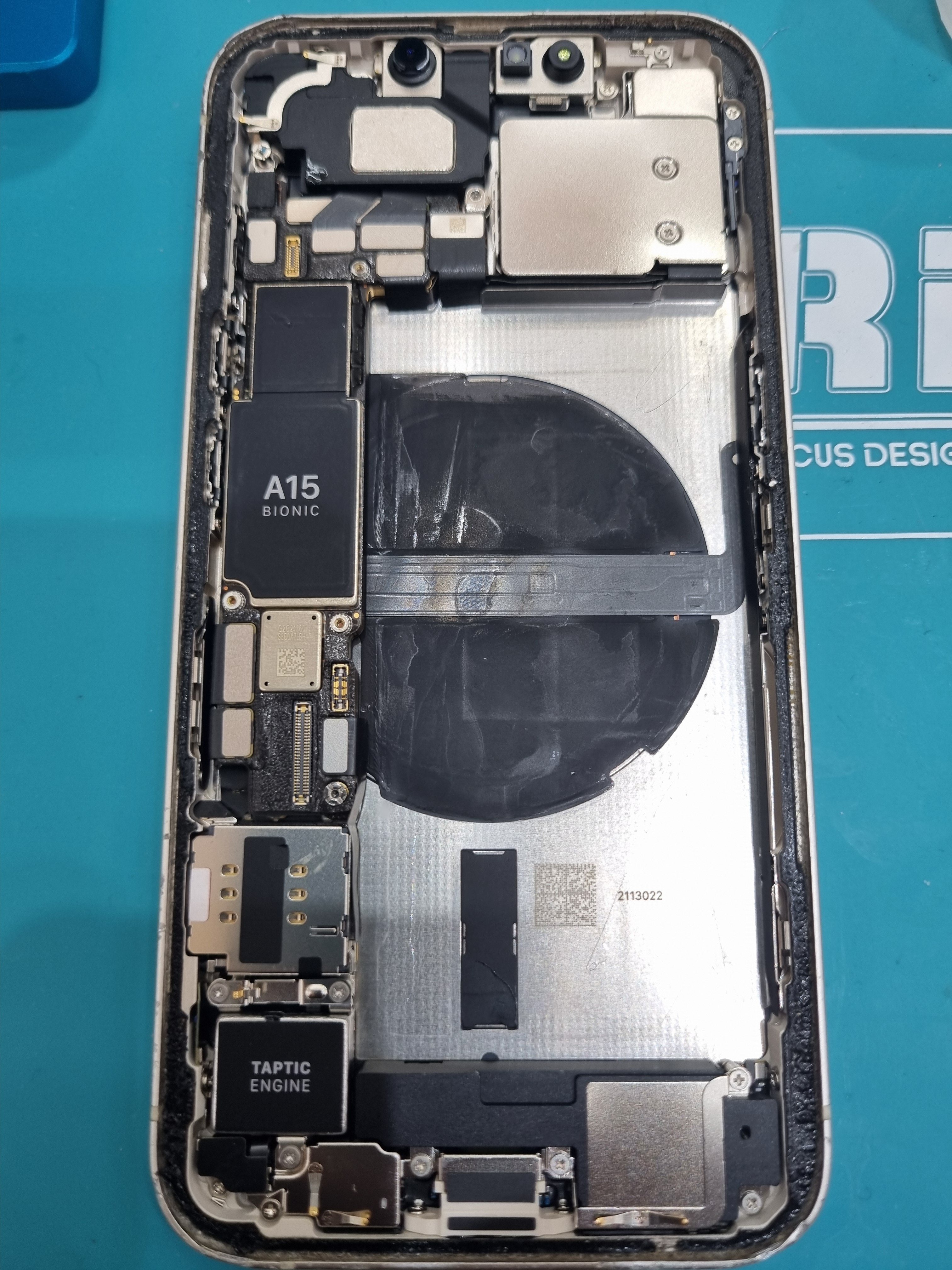 40대 여성 손님 아이폰 iPhone 13 자연 노화 수리 작업 중 — 다올리페어 직영점 진행