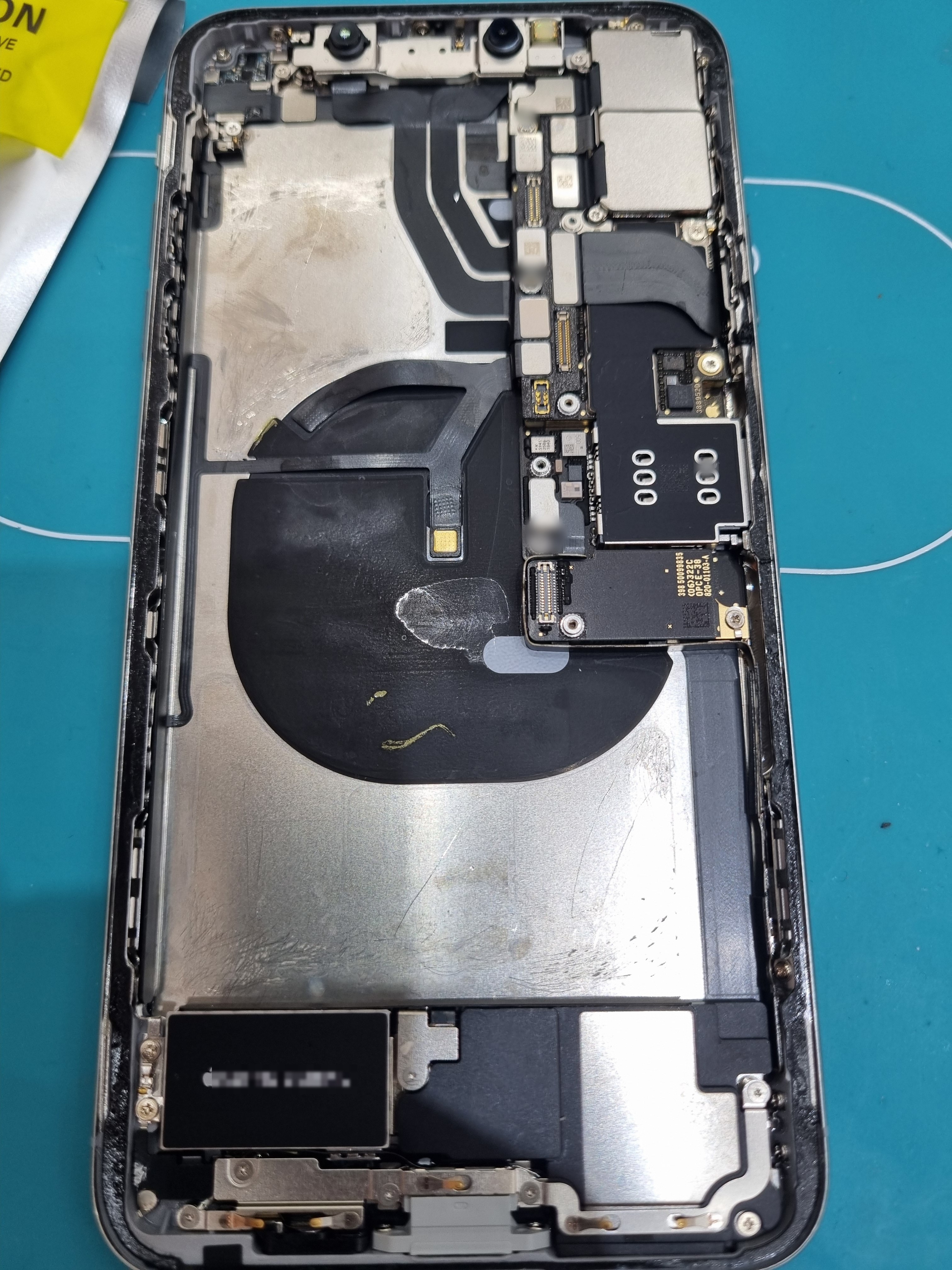 아이폰 XS 맥스 (iPhone XS Max) 배터리 교체 후기 수리 작업 중 — 다올리페어 직영점 진행