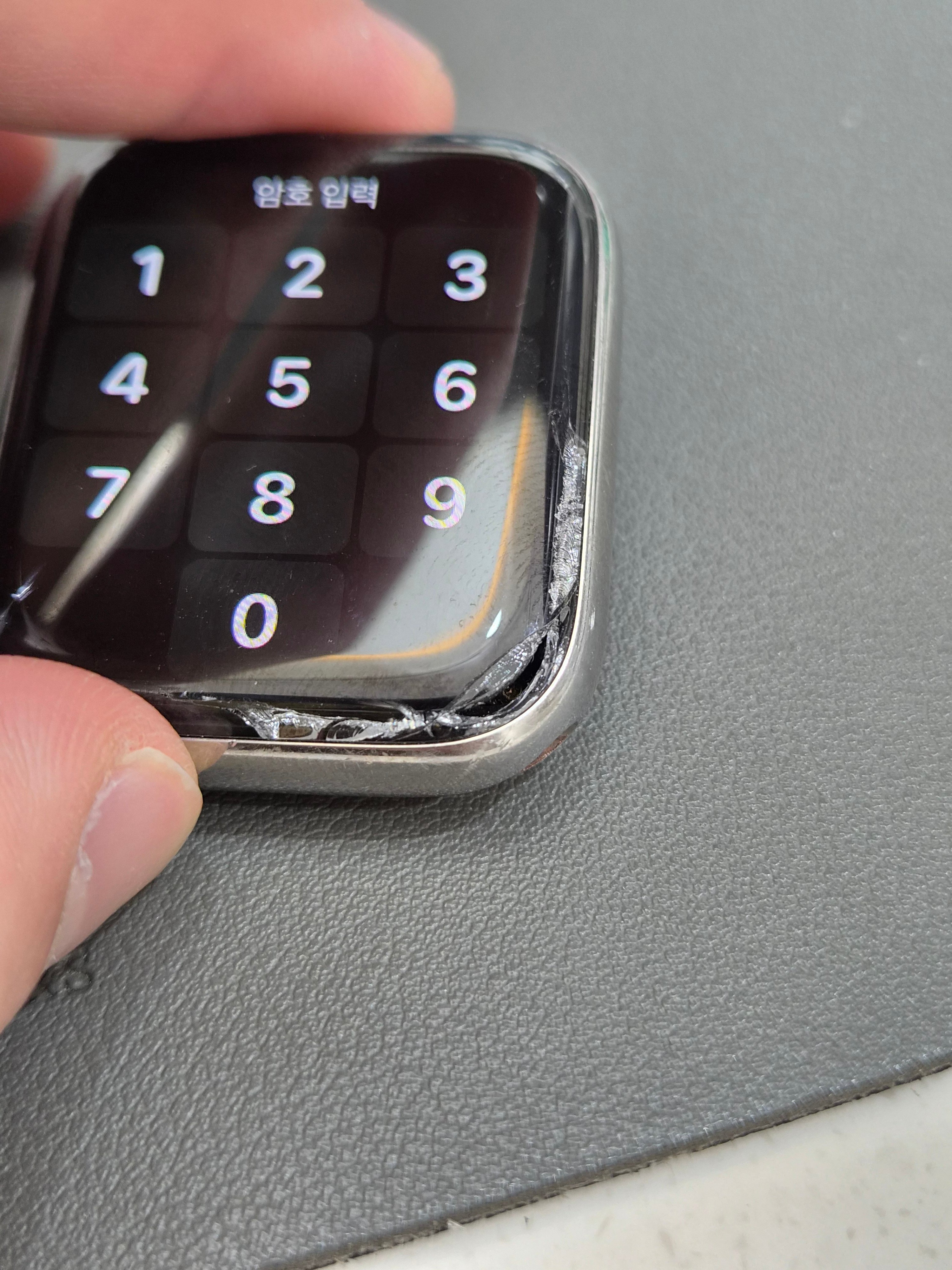 애플워치 Apple Watch Series 5 (44mm) 수리 전 — 액정 깨짐