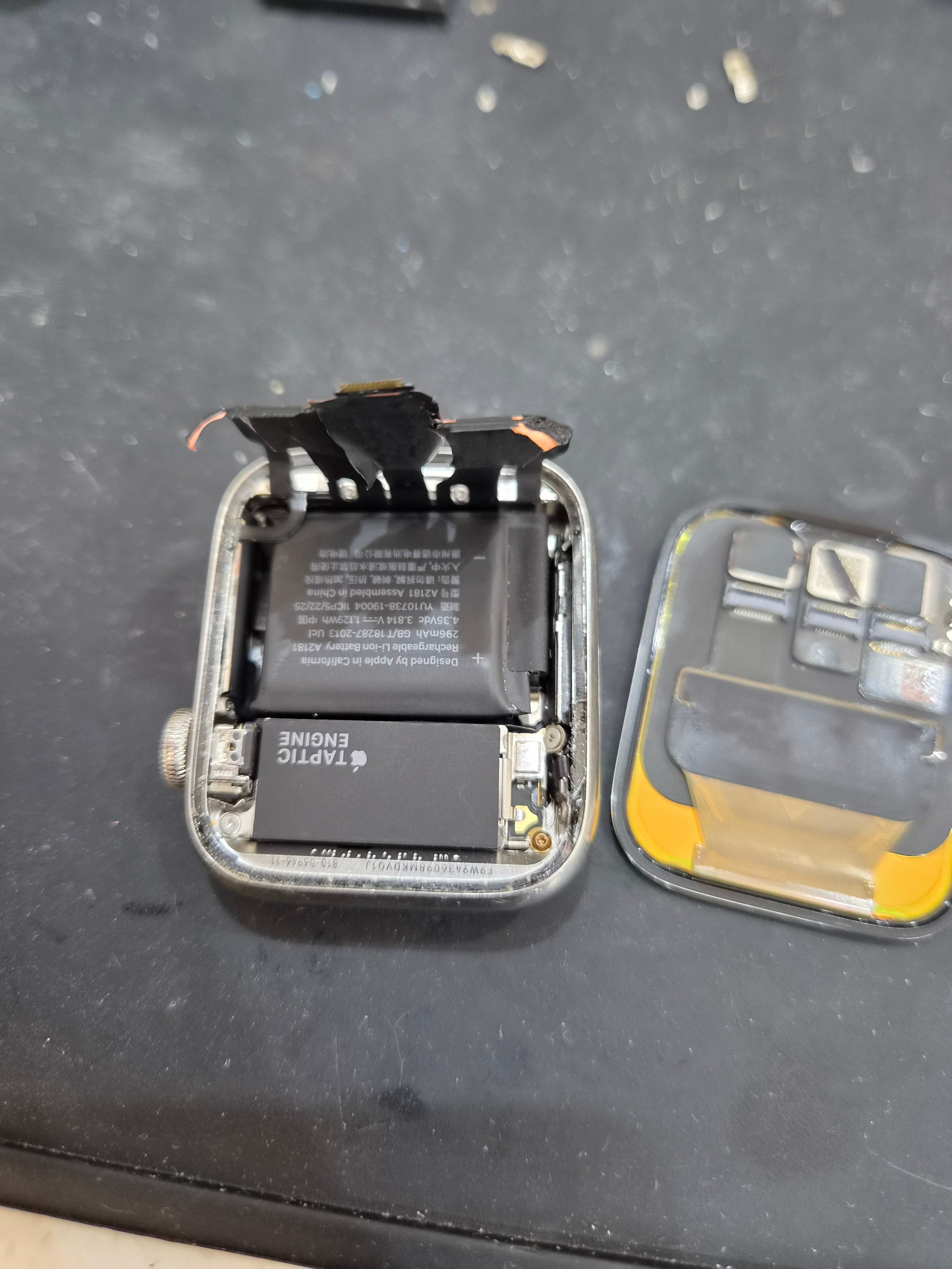 애플워치 Apple Watch Series 5 (44mm) 내부 분해 — 정밀 작업 단계