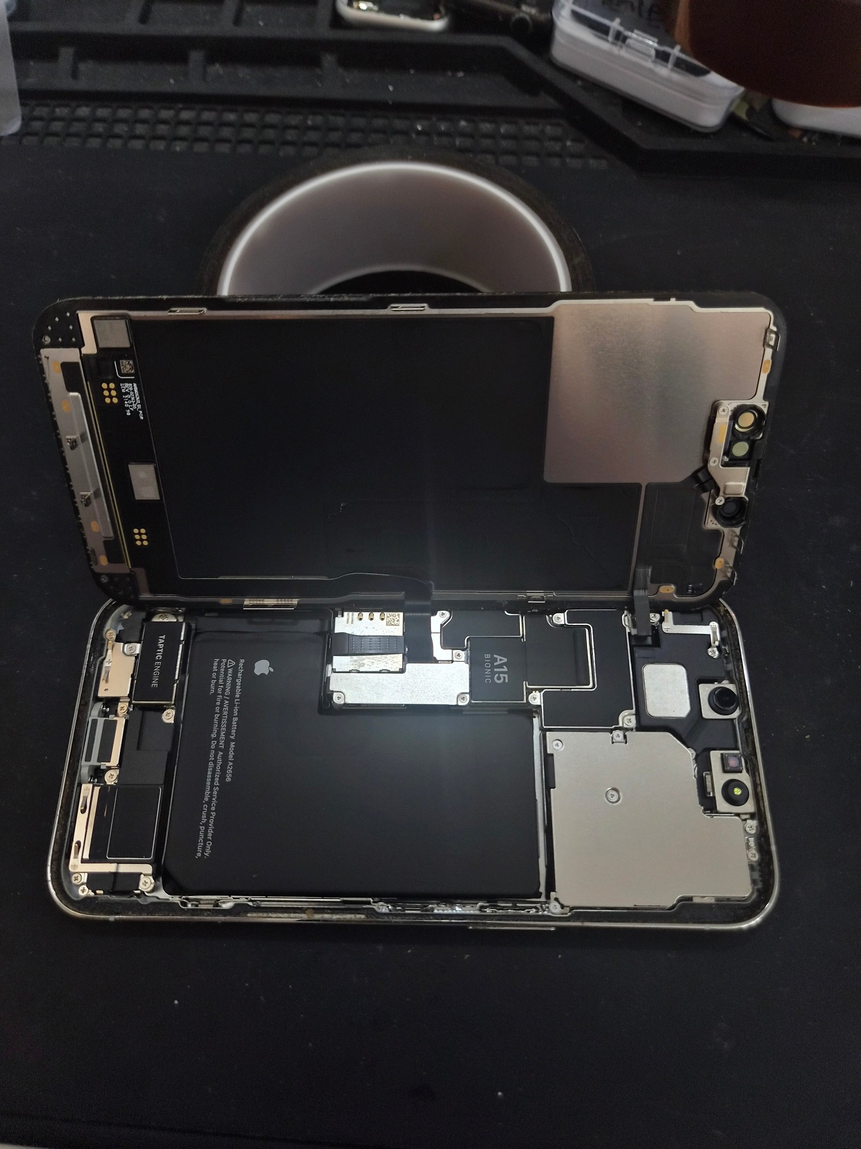 아이폰 iPhone 13 Pro 내부 분해 — 정밀 작업 단계