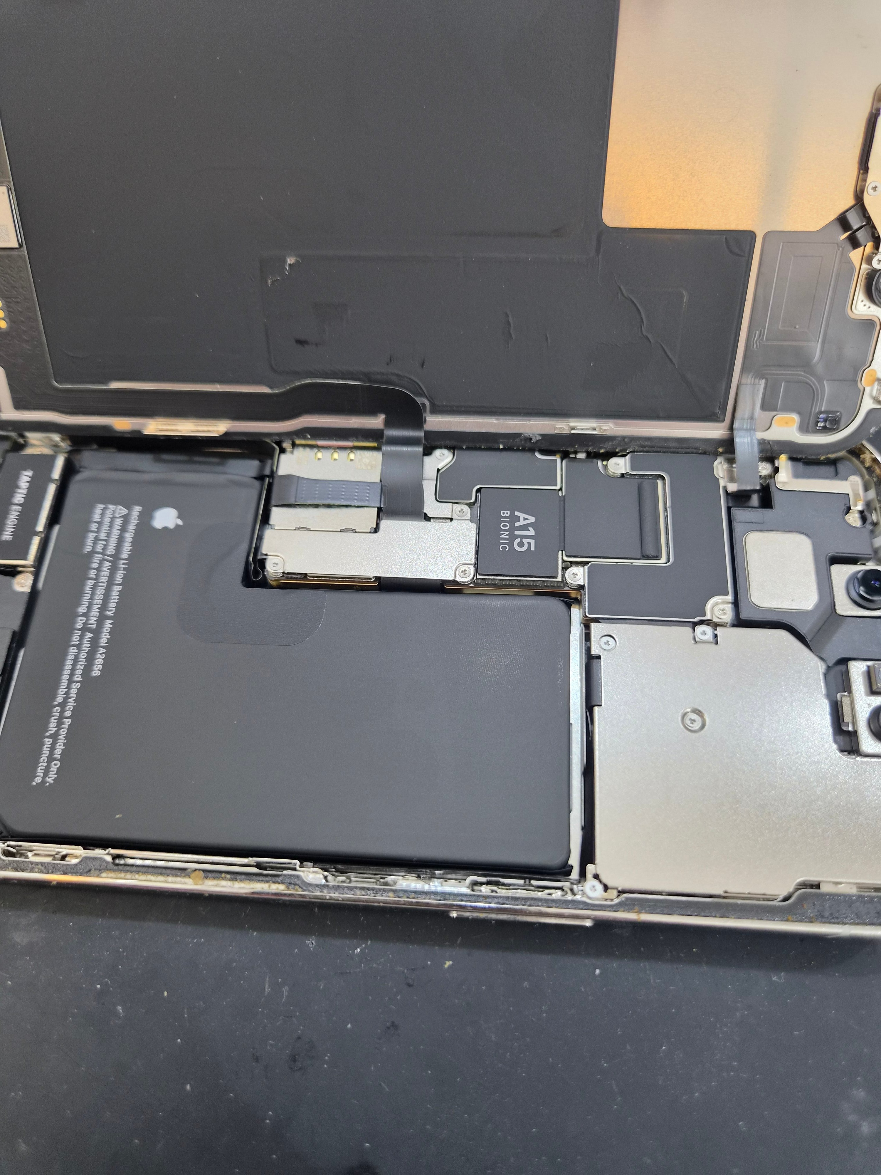 아이폰 iPhone 13 Pro 수리 작업 중 — 다올리페어 직영점 진행