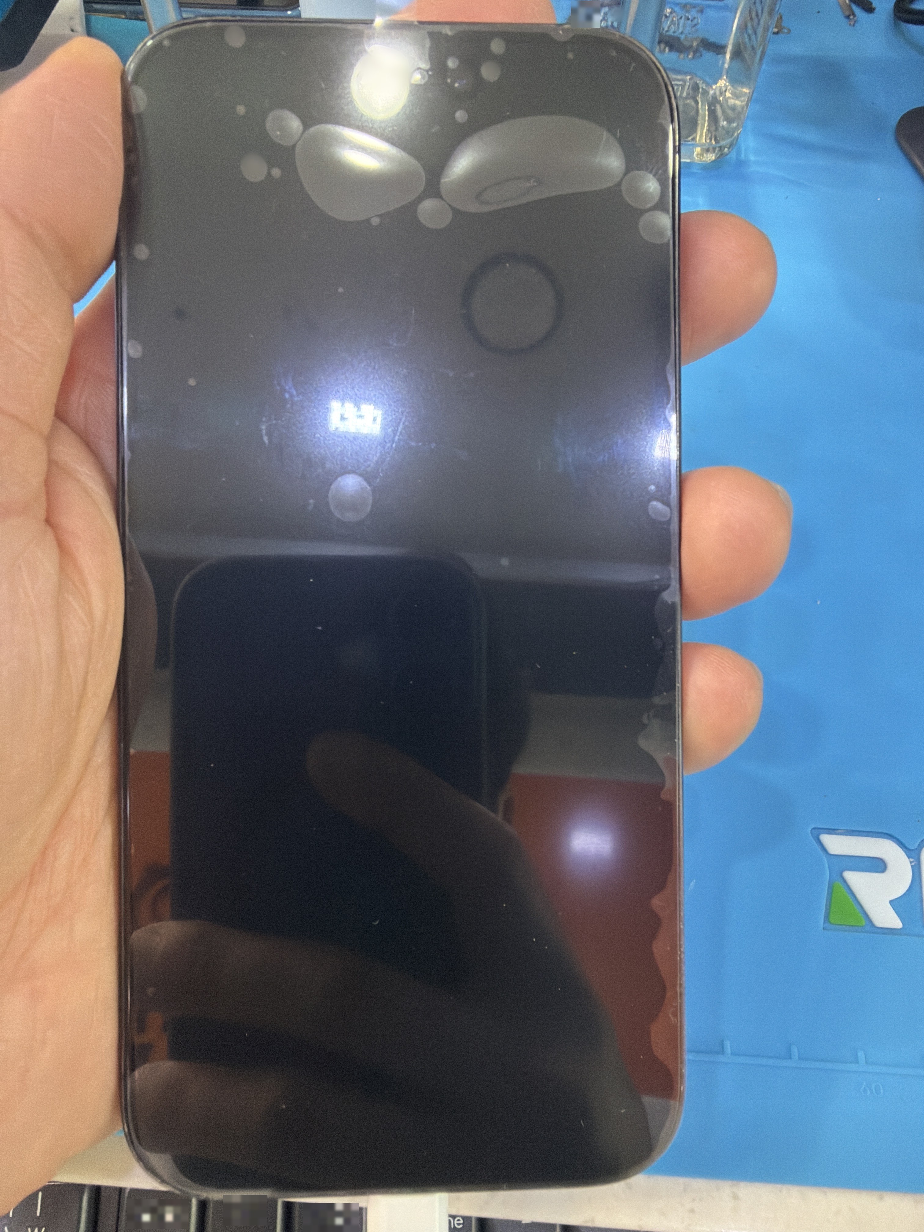 아이폰 15 Pro 수리 작업 중 — 다올리페어 직영점 진행