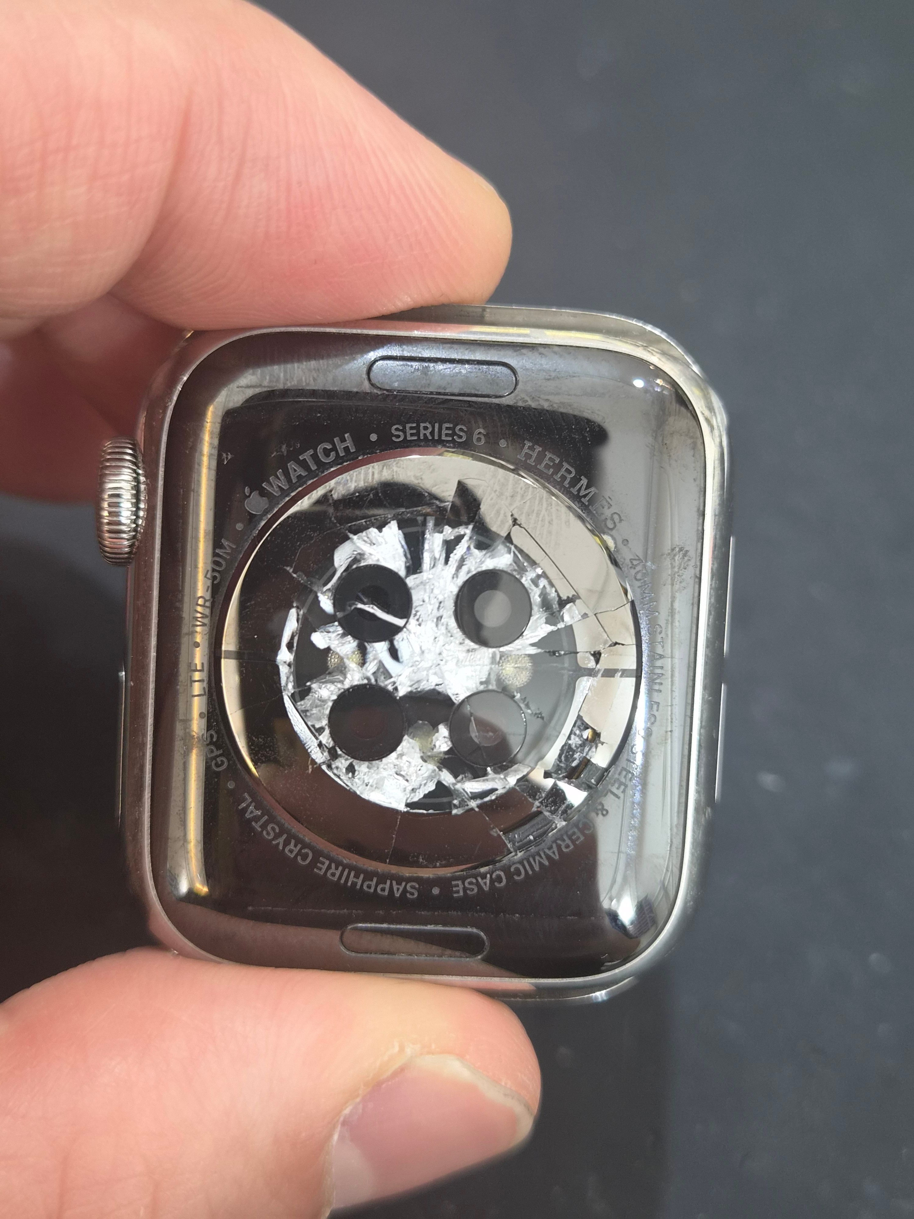 애플워치 Apple Watch Series 6 (40mm) 수리 전 — 후면 유리 깨짐