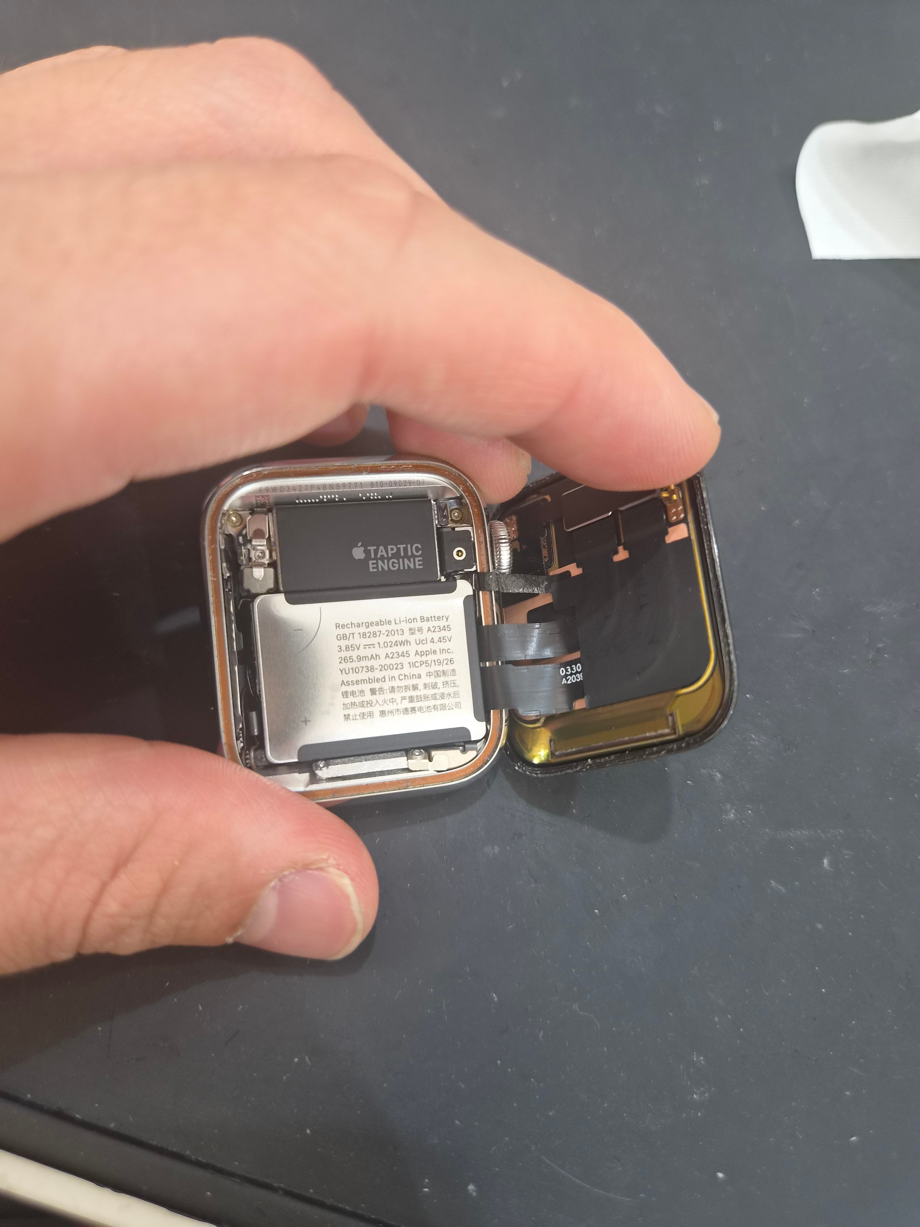애플워치 Apple Watch Series 6 (40mm) 내부 분해 — 정밀 작업 단계
