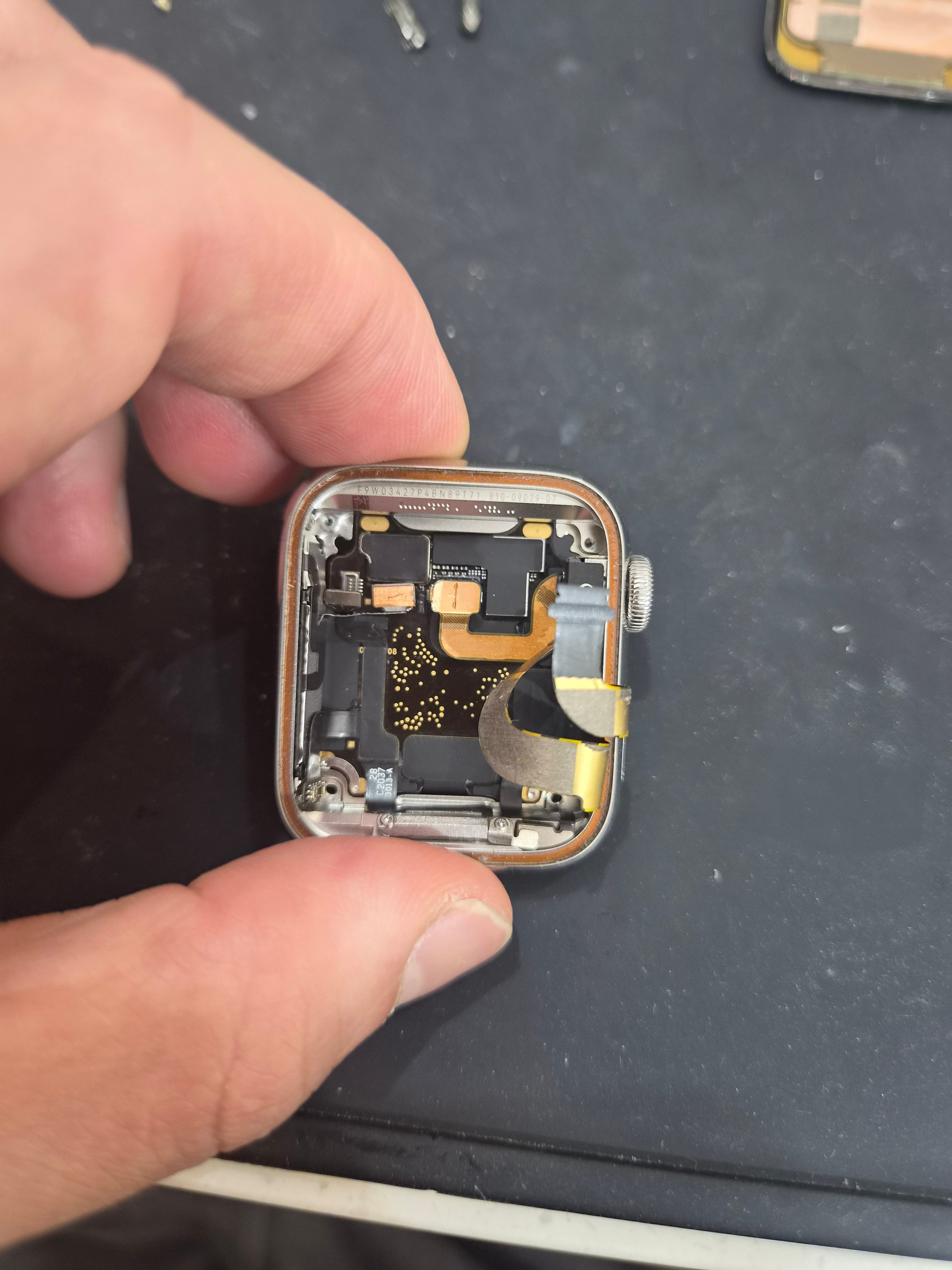 애플워치 Apple Watch Series 6 (40mm) 수리 작업 중 — 다올리페어 직영점 진행
