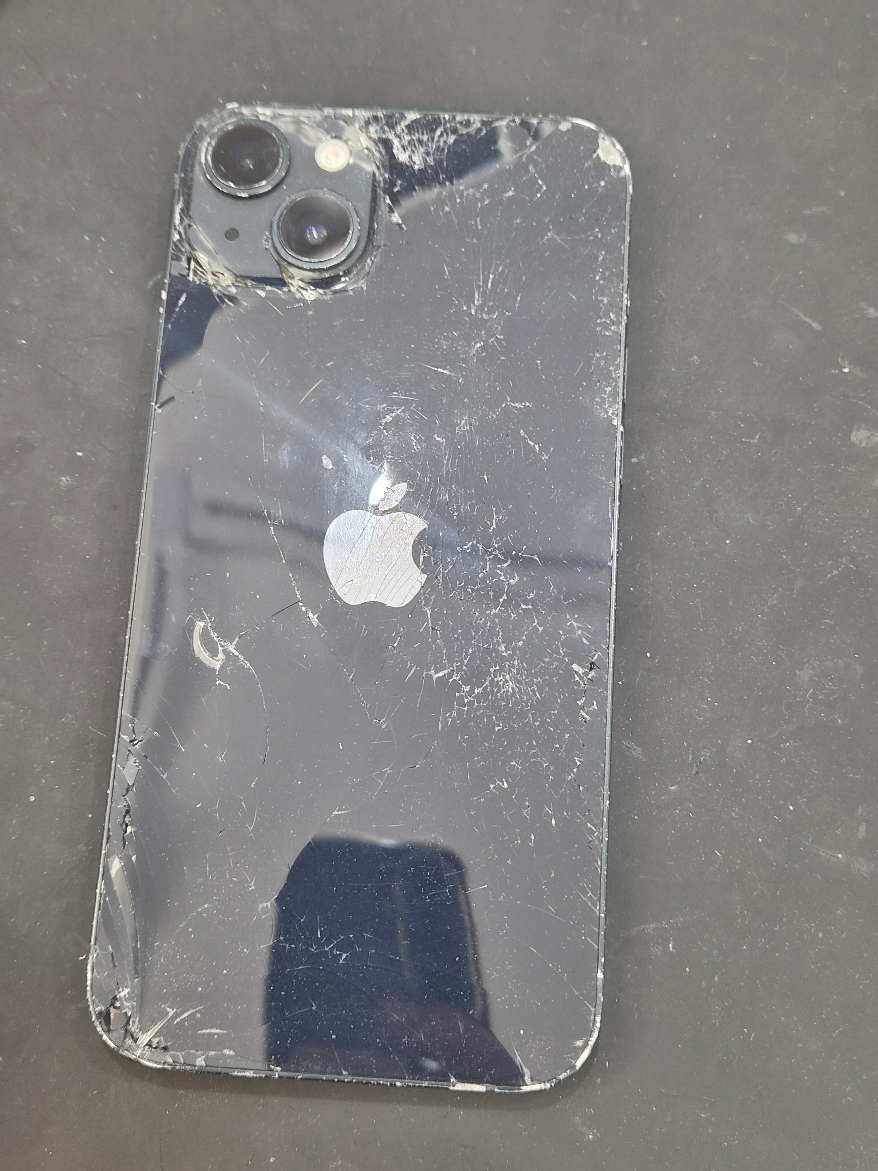 아이폰 iPhone 14 Plus 수리 전 — 후면 유리 깨짐
