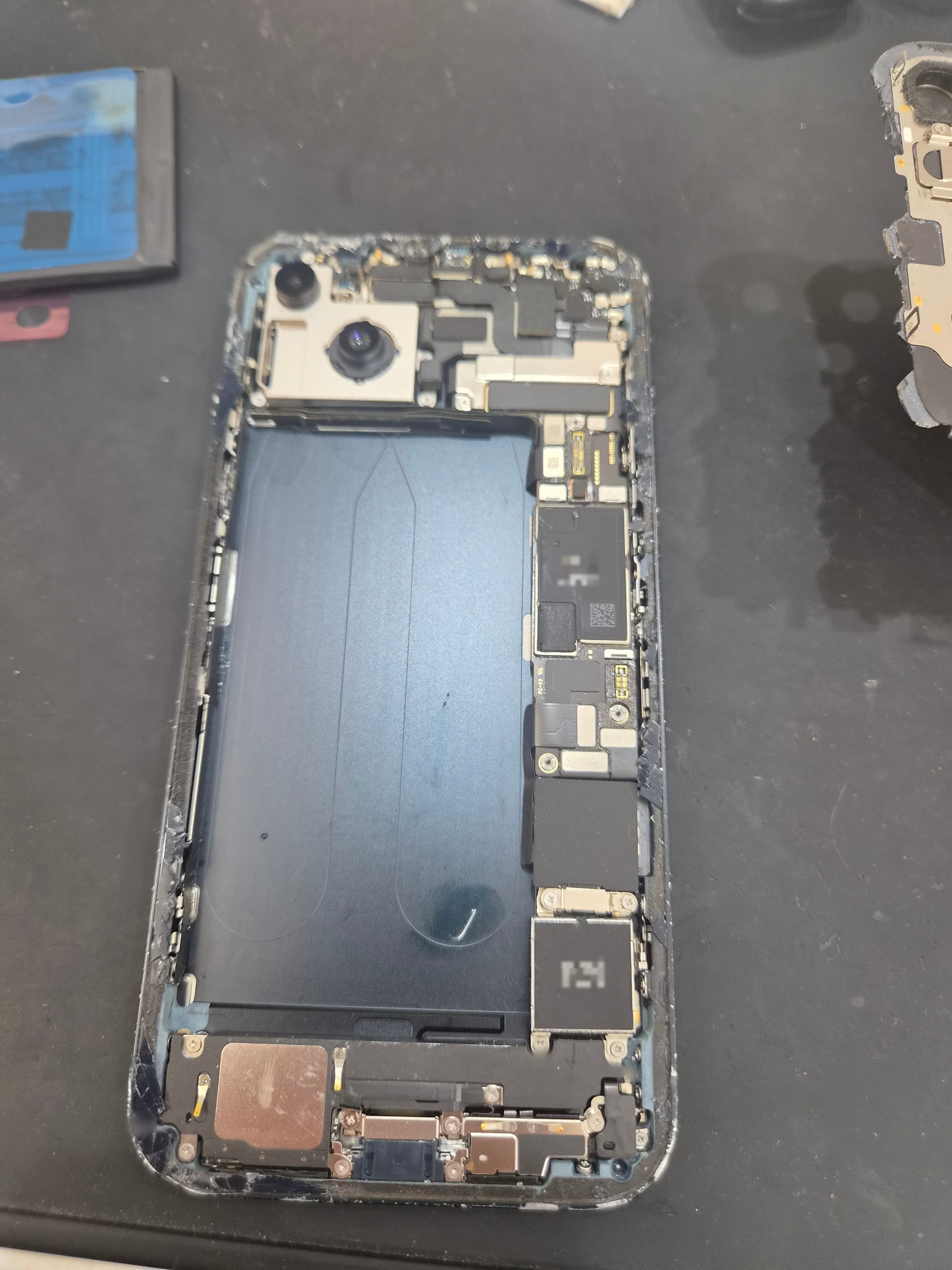 아이폰 iPhone 14 Plus 내부 분해 — 정밀 작업 단계