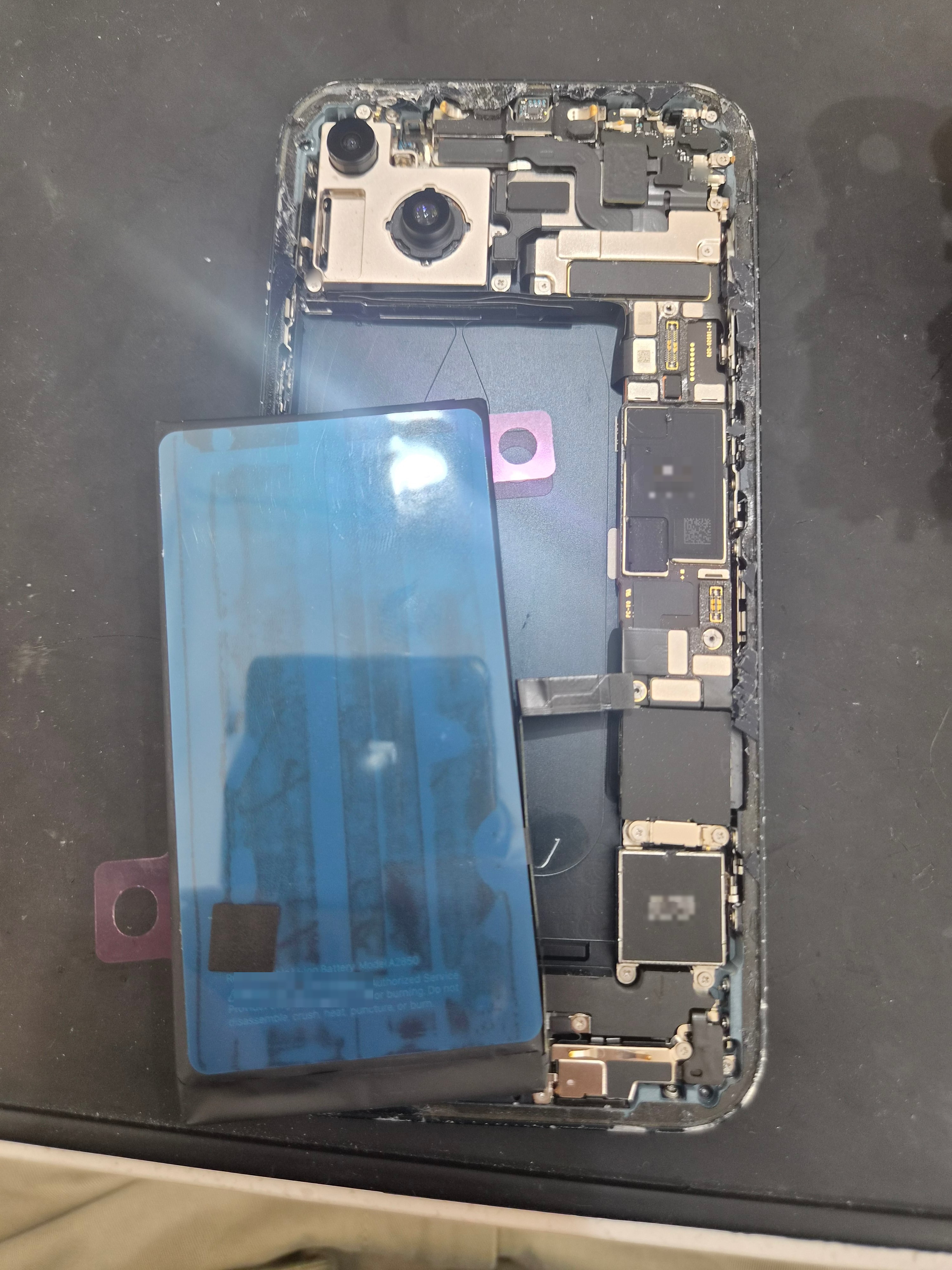 아이폰 iPhone 14 Plus 수리 작업 중 — 다올리페어 직영점 진행