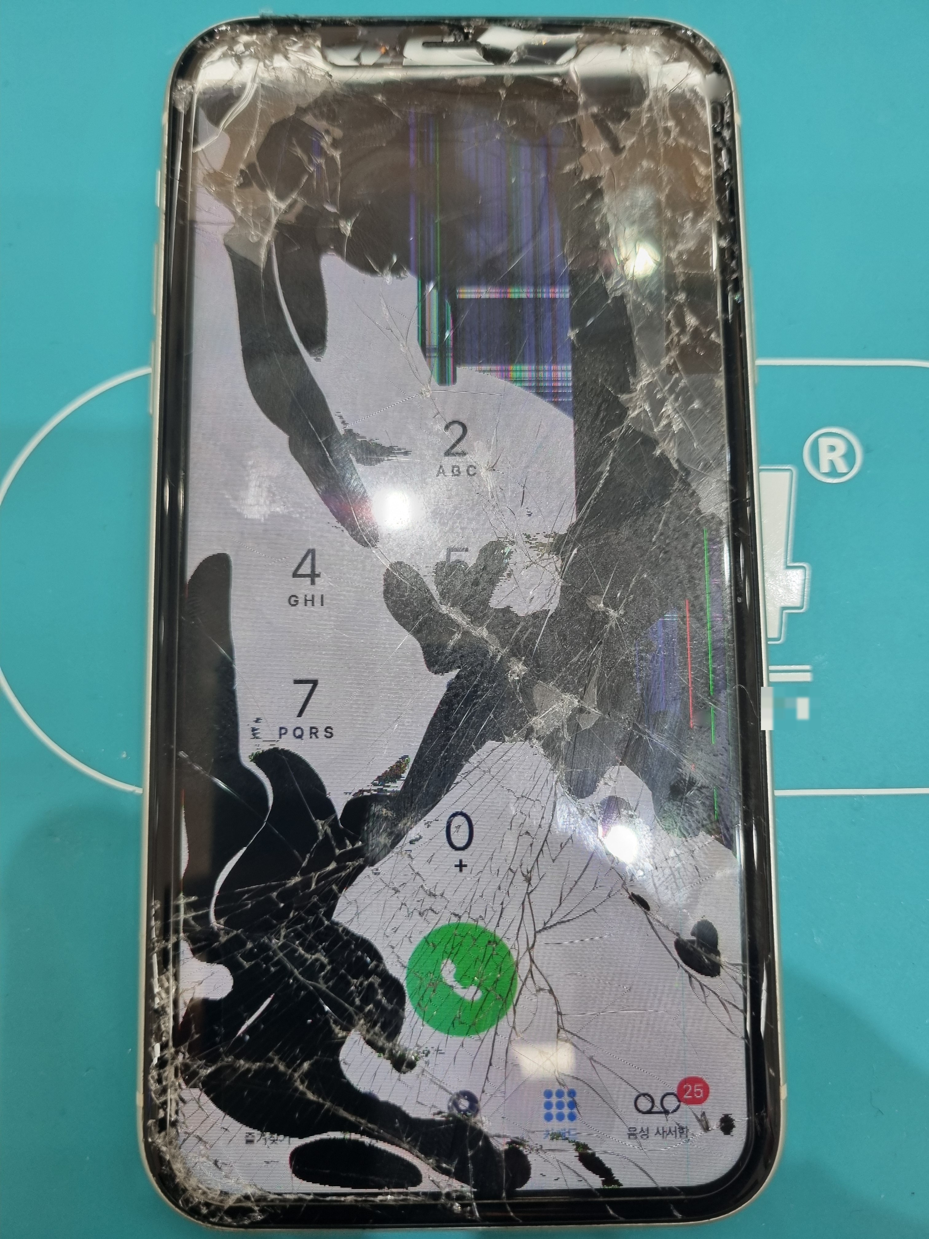 아이폰 iPhone 11 수리 전 — 액정 깨짐
