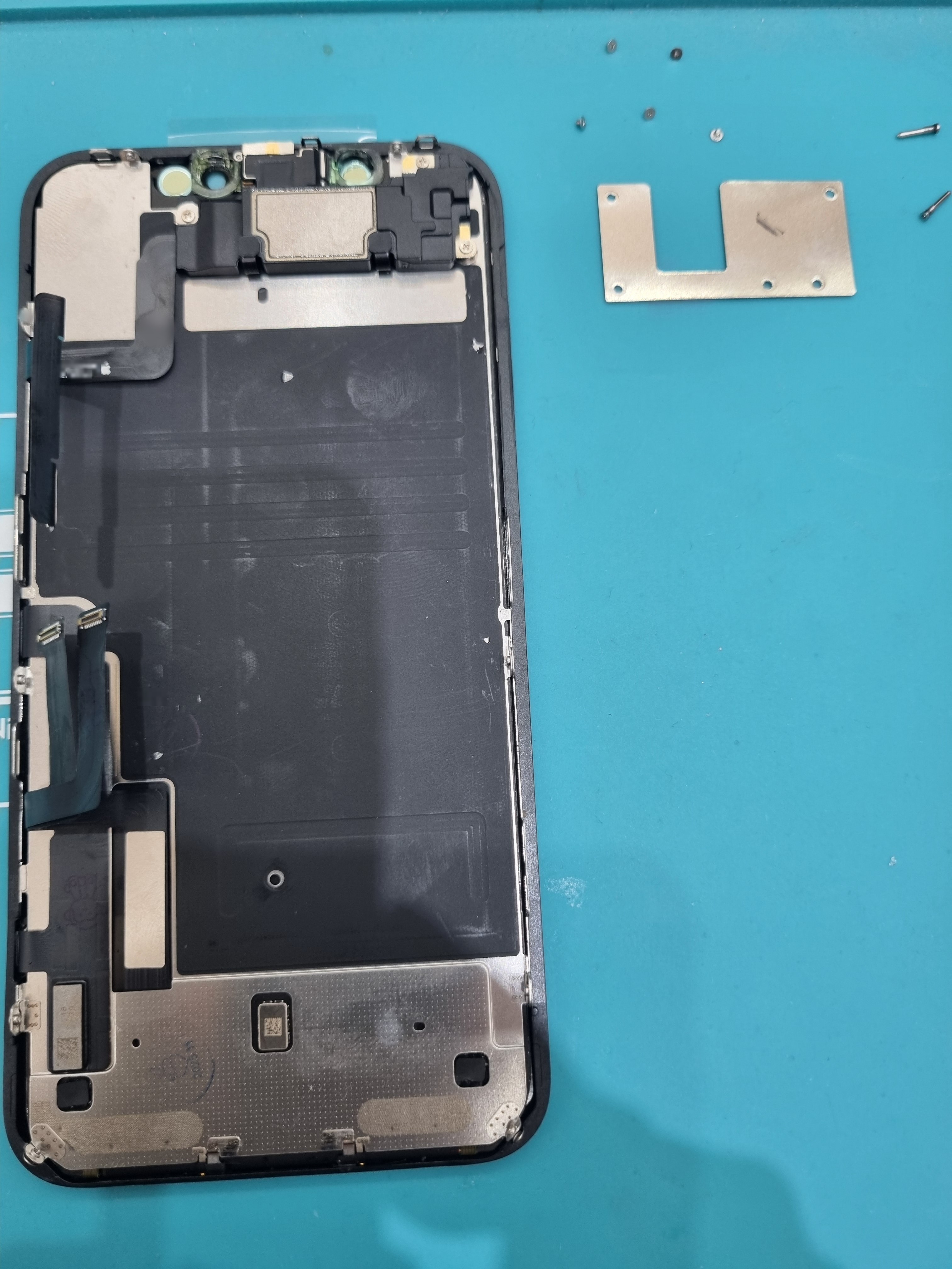 아이폰 iPhone 11 수리 작업 중 — 다올리페어 직영점 진행