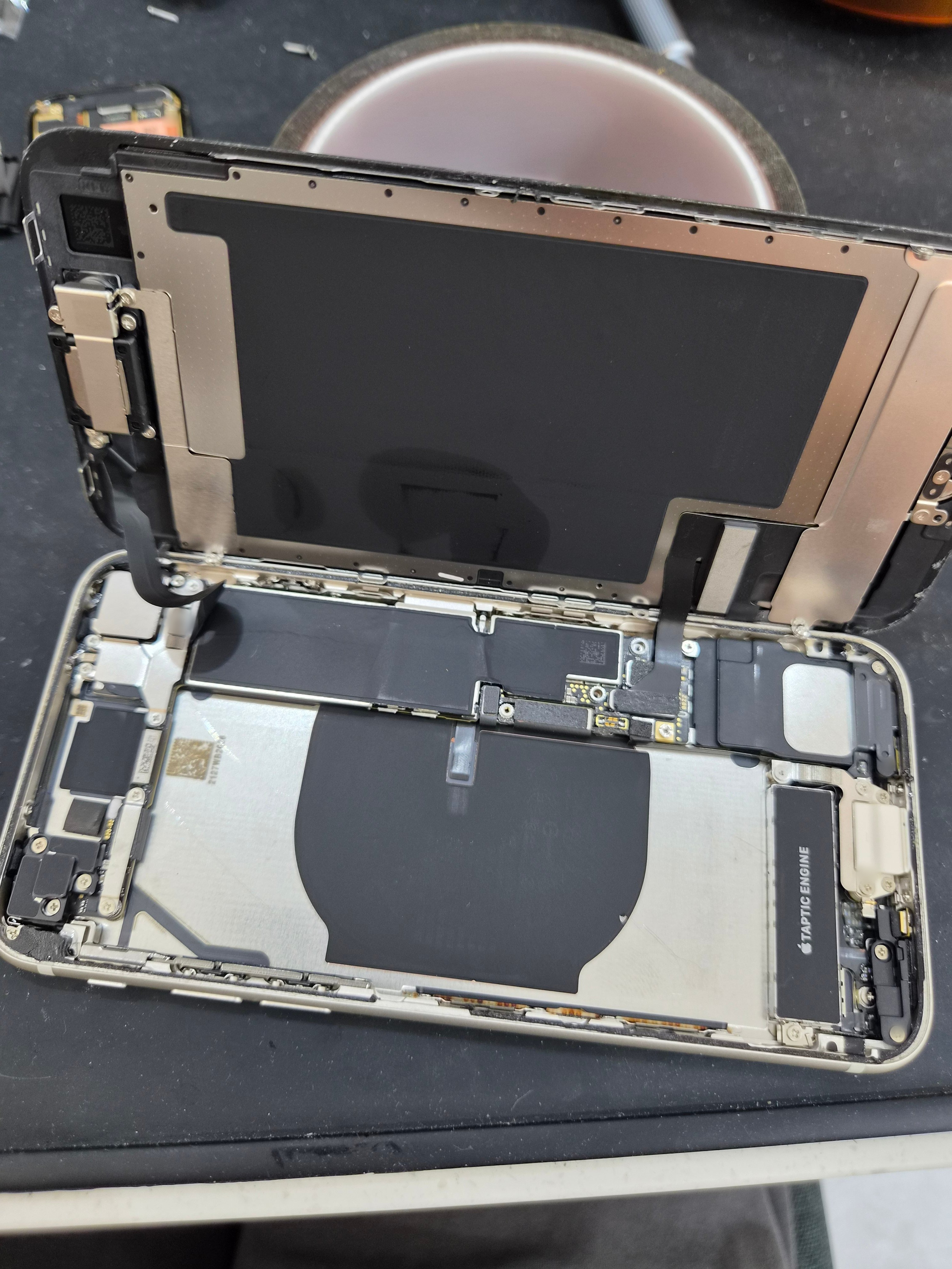 아이폰 iPhone SE (2세대) 수리 작업 중 — 다올리페어 직영점 진행