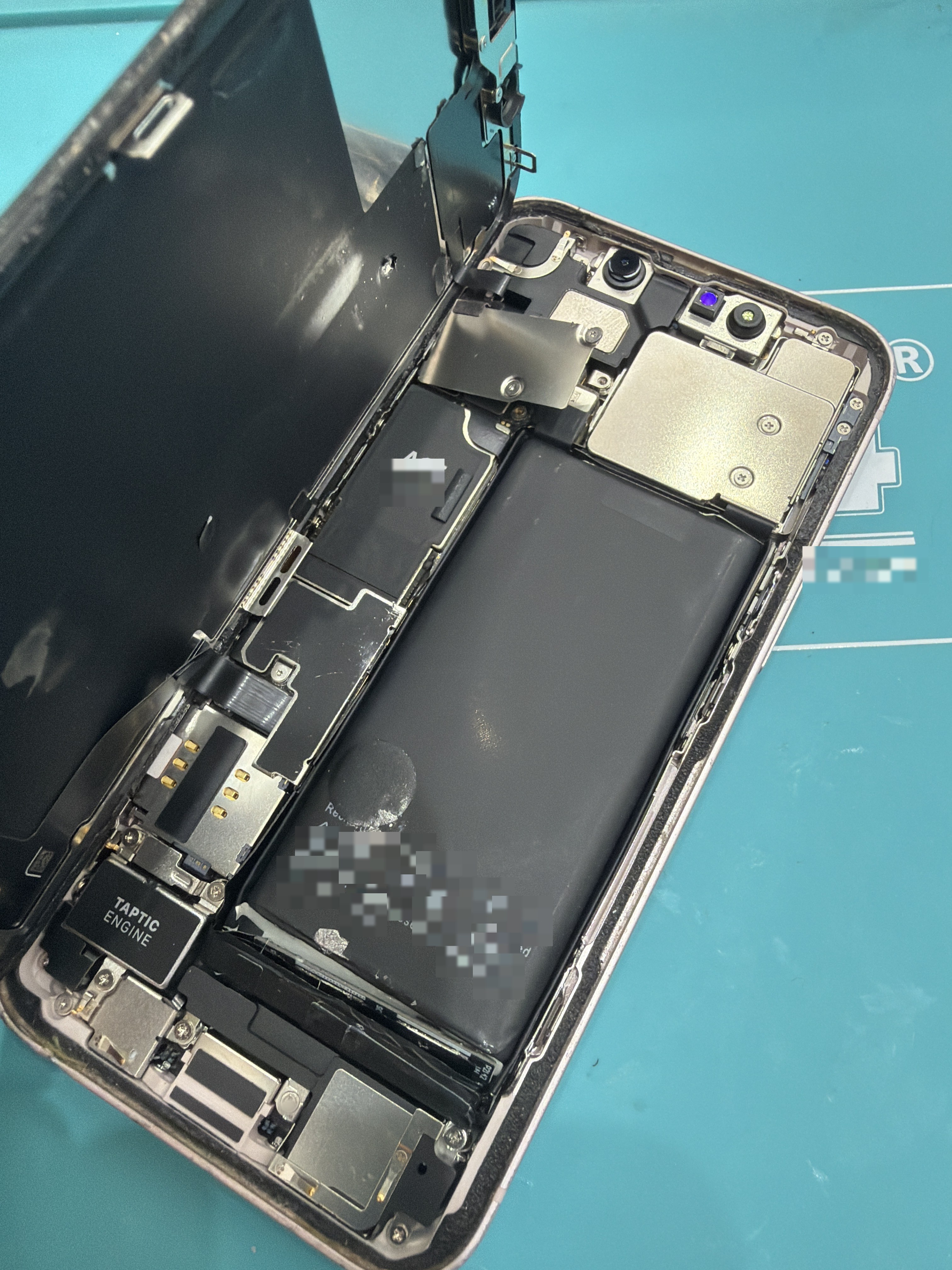 아이폰 iPhone 13 mini 내부 분해 — 정밀 작업 단계