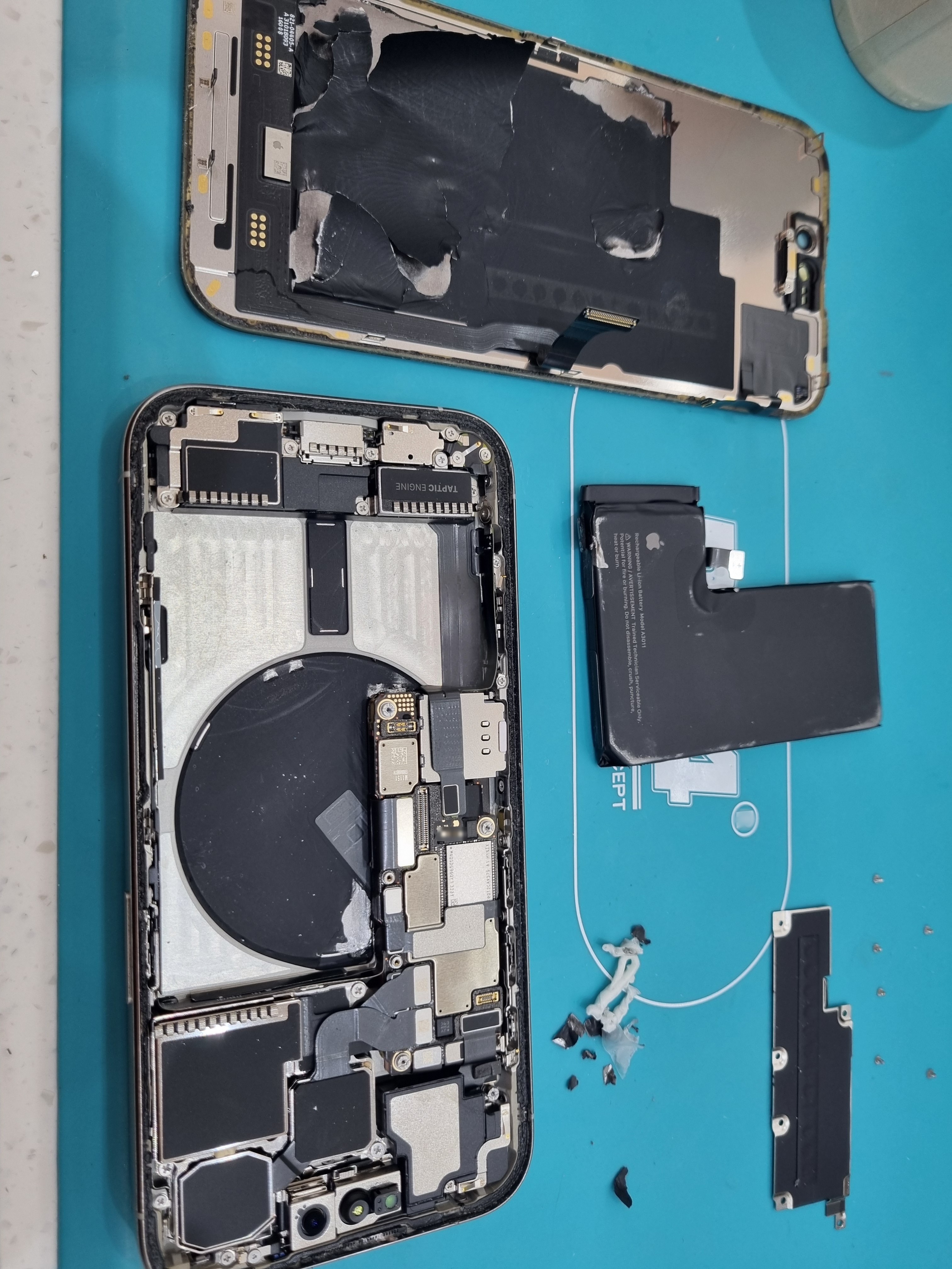 아이폰 15 프로 (iPhone 15 Pro) 배터리 교체 후기 수리 작업 중 — 다올리페어 직영점 진행