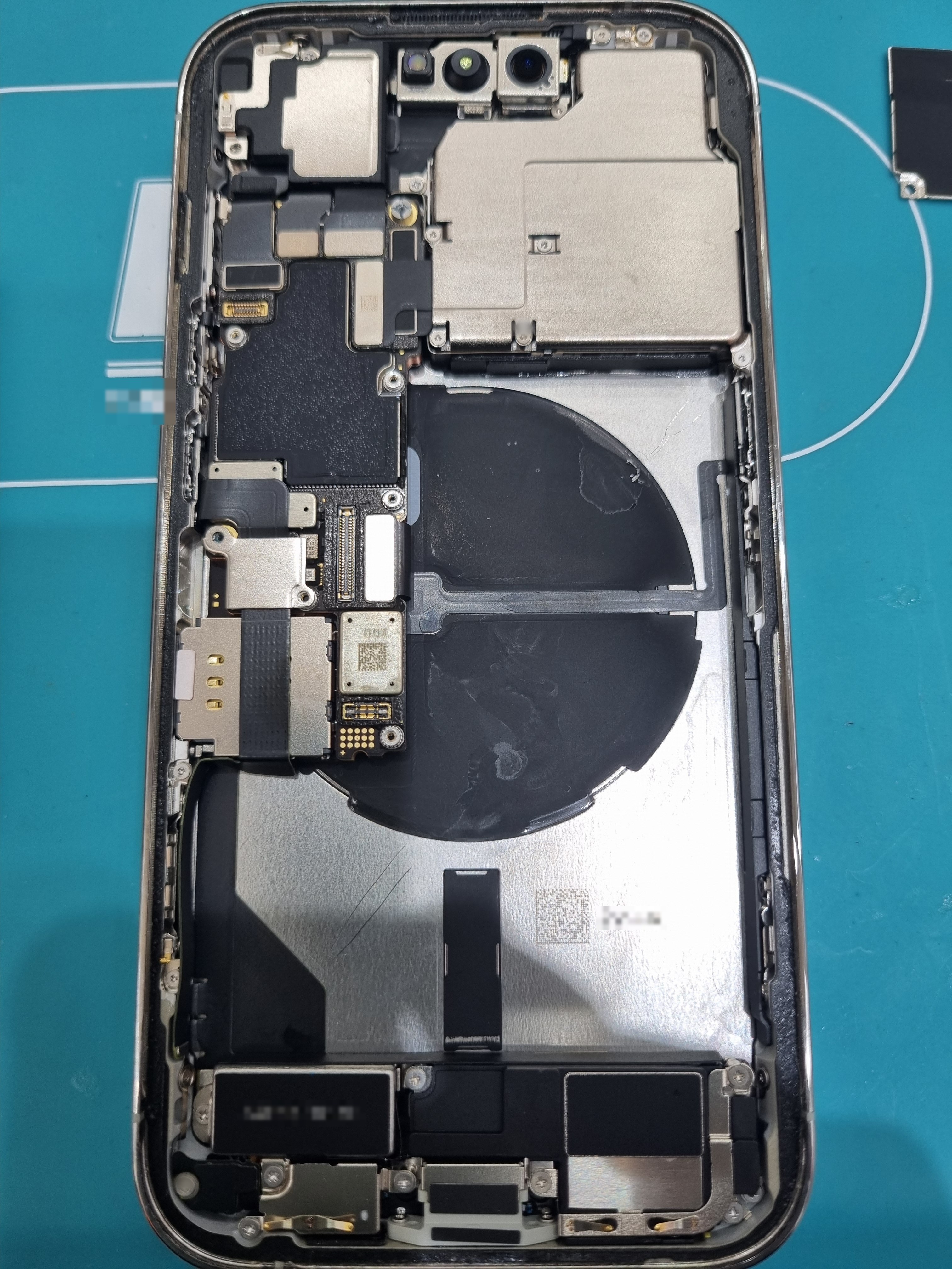 아이폰 iPhone 14 Pro 내부 분해 — 정밀 작업 단계