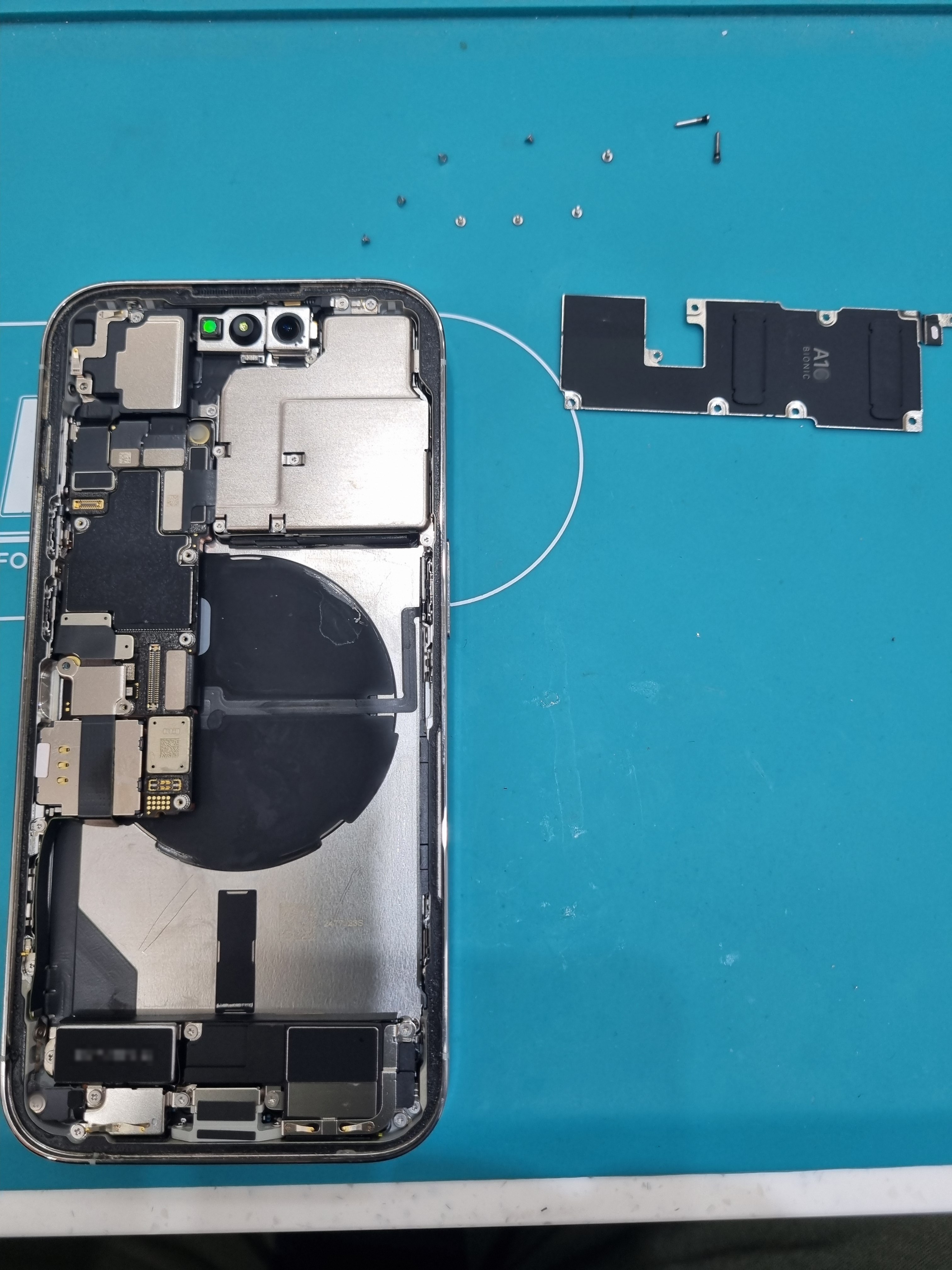 아이폰 iPhone 14 Pro 수리 작업 중 — 다올리페어 직영점 진행