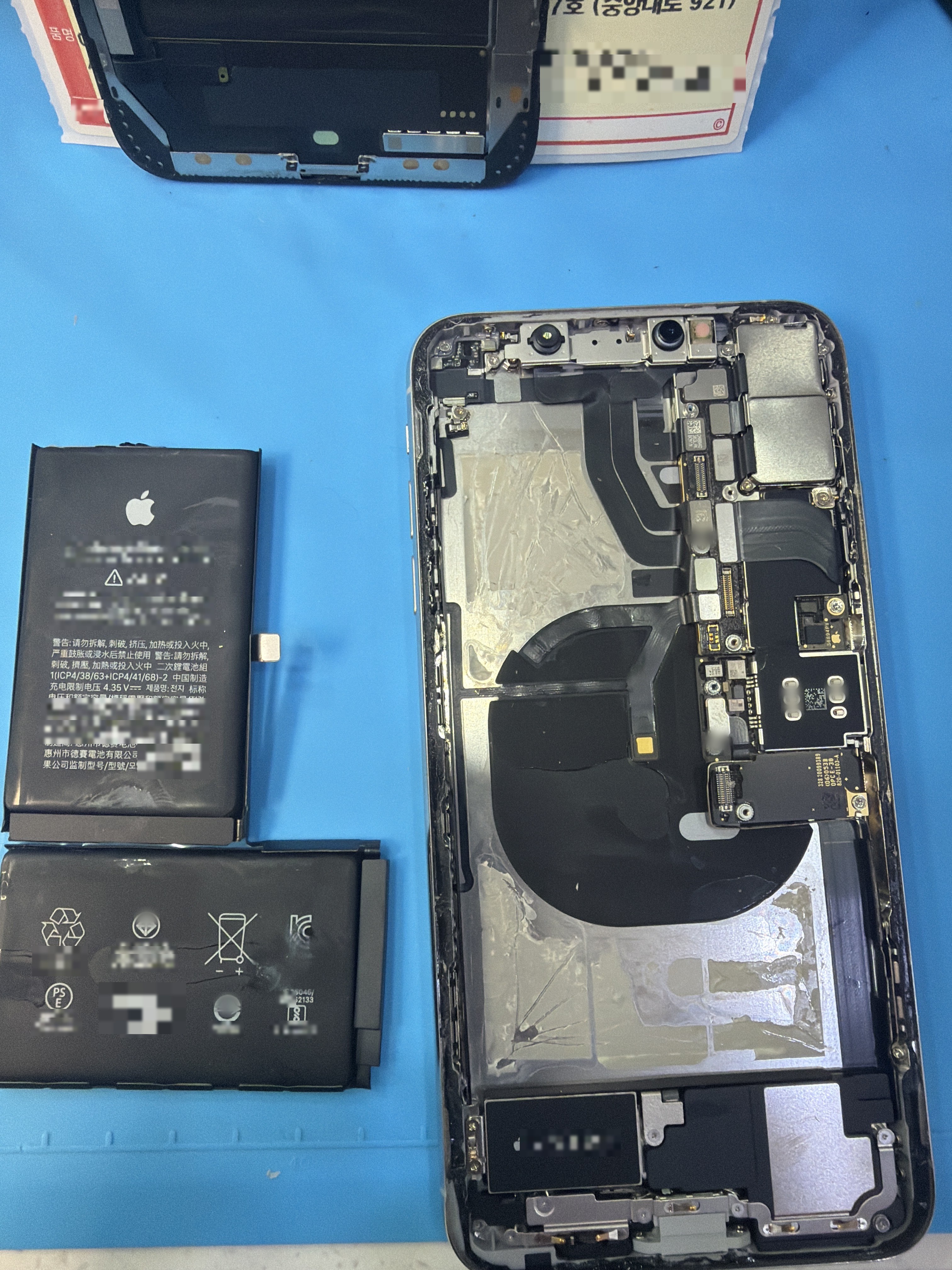 아이폰 XS Max 내부 분해 — 정밀 작업 단계