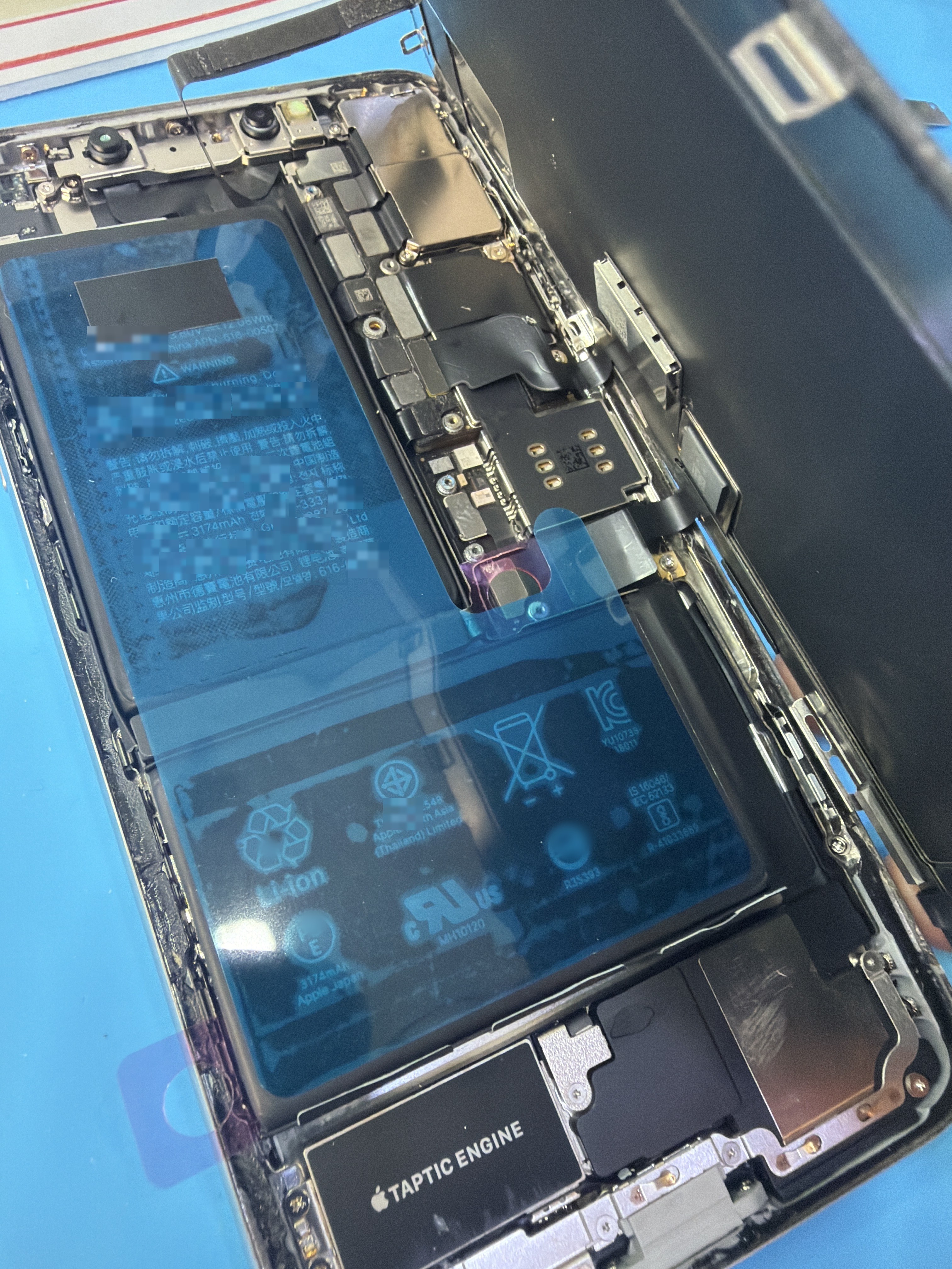 아이폰 XS Max 수리 작업 중 — 다올리페어 직영점 진행