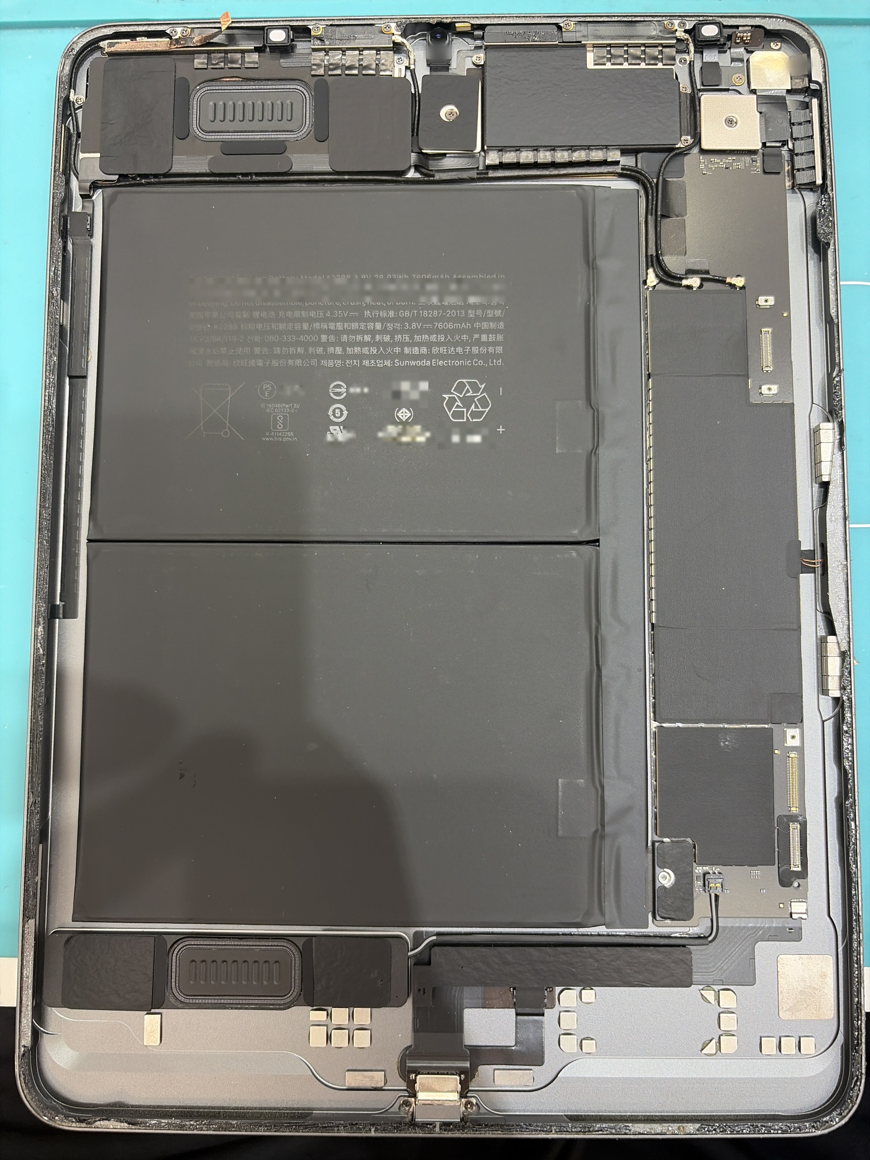 아이패드 iPad Air 4세대 내부 분해 — 정밀 작업 단계