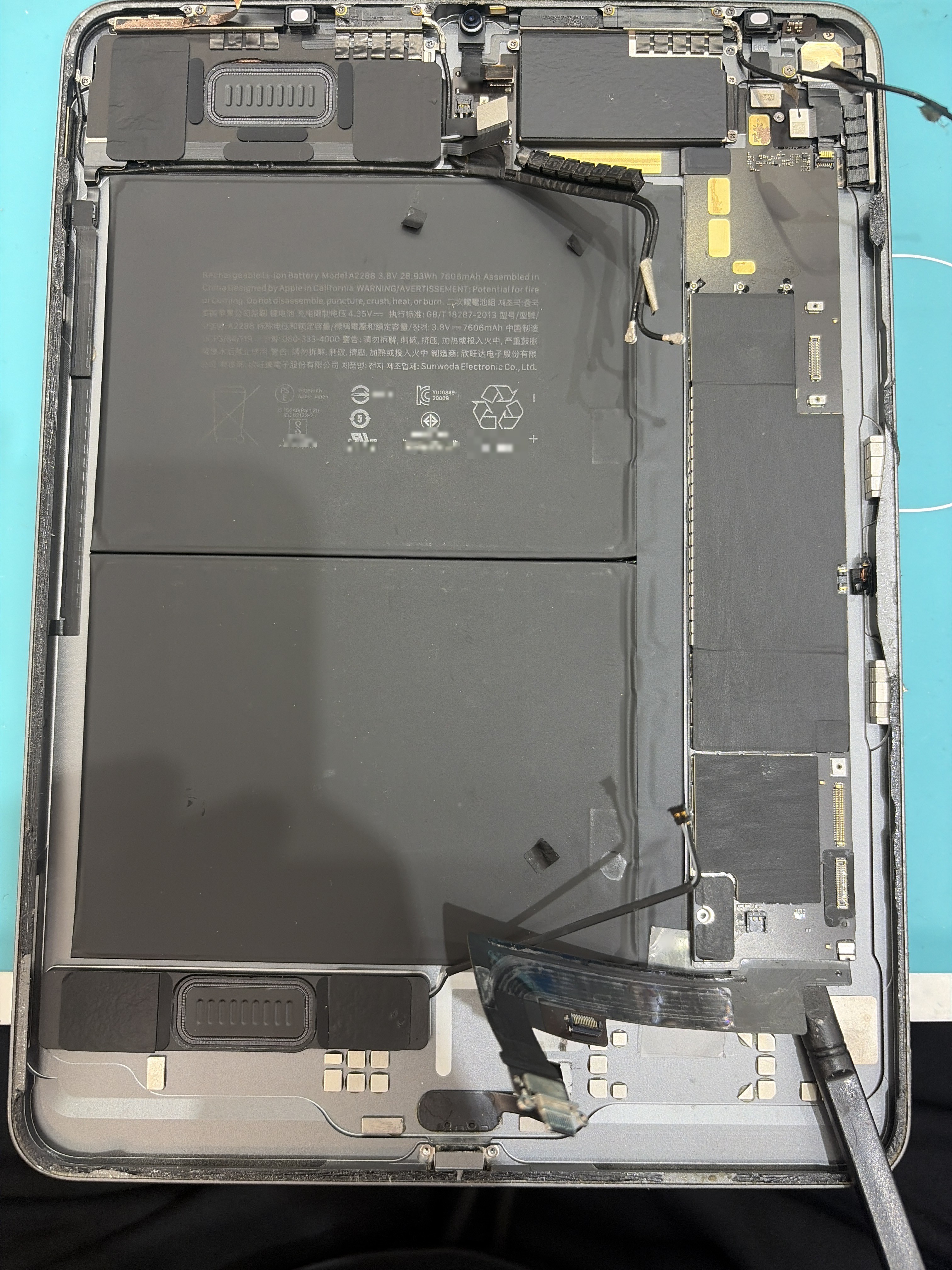 아이패드 iPad Air 4세대 수리 작업 중 — 다올리페어 직영점 진행