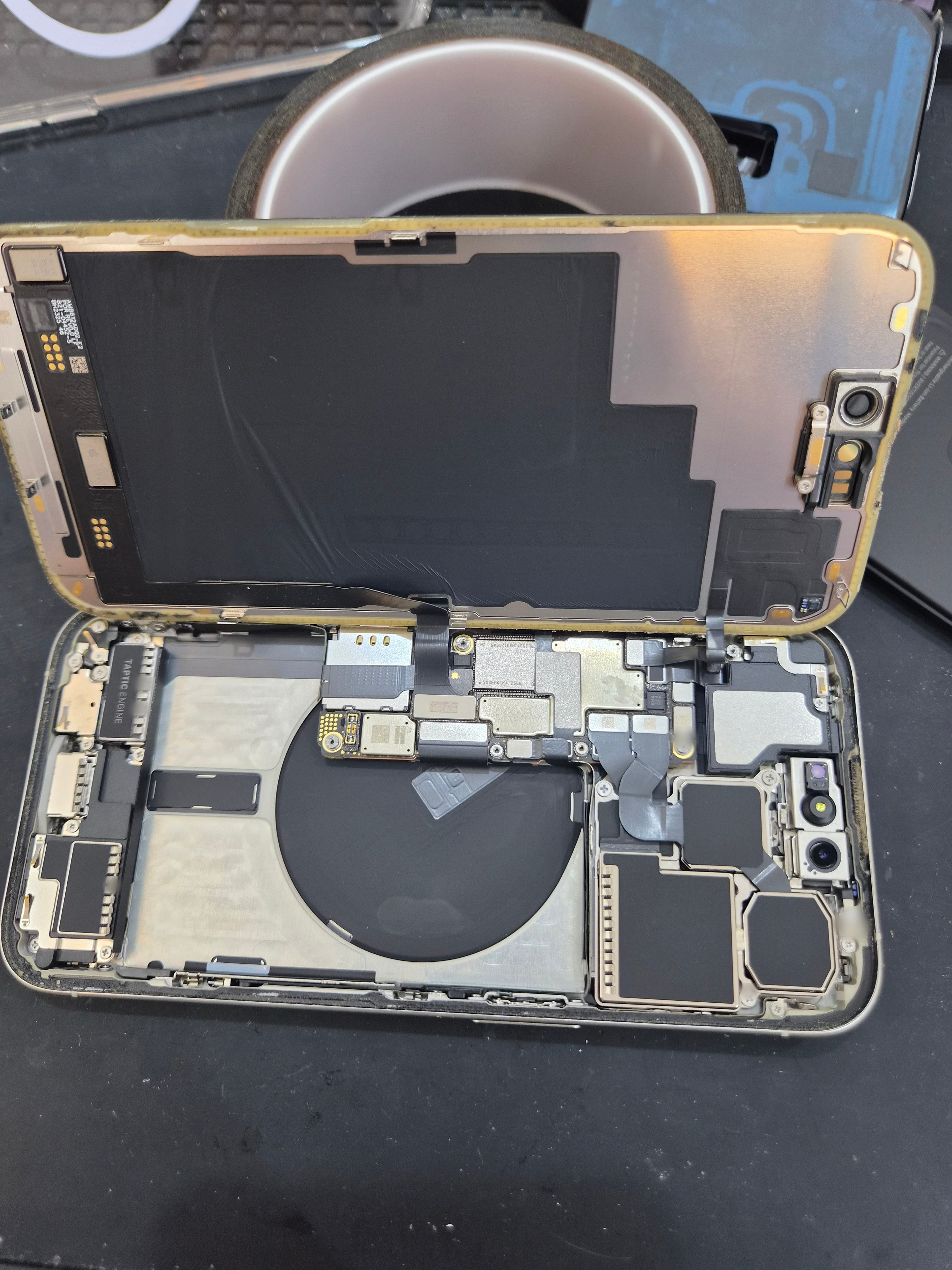 아이폰 iPhone 15 Pro 내부 분해 — 정밀 작업 단계