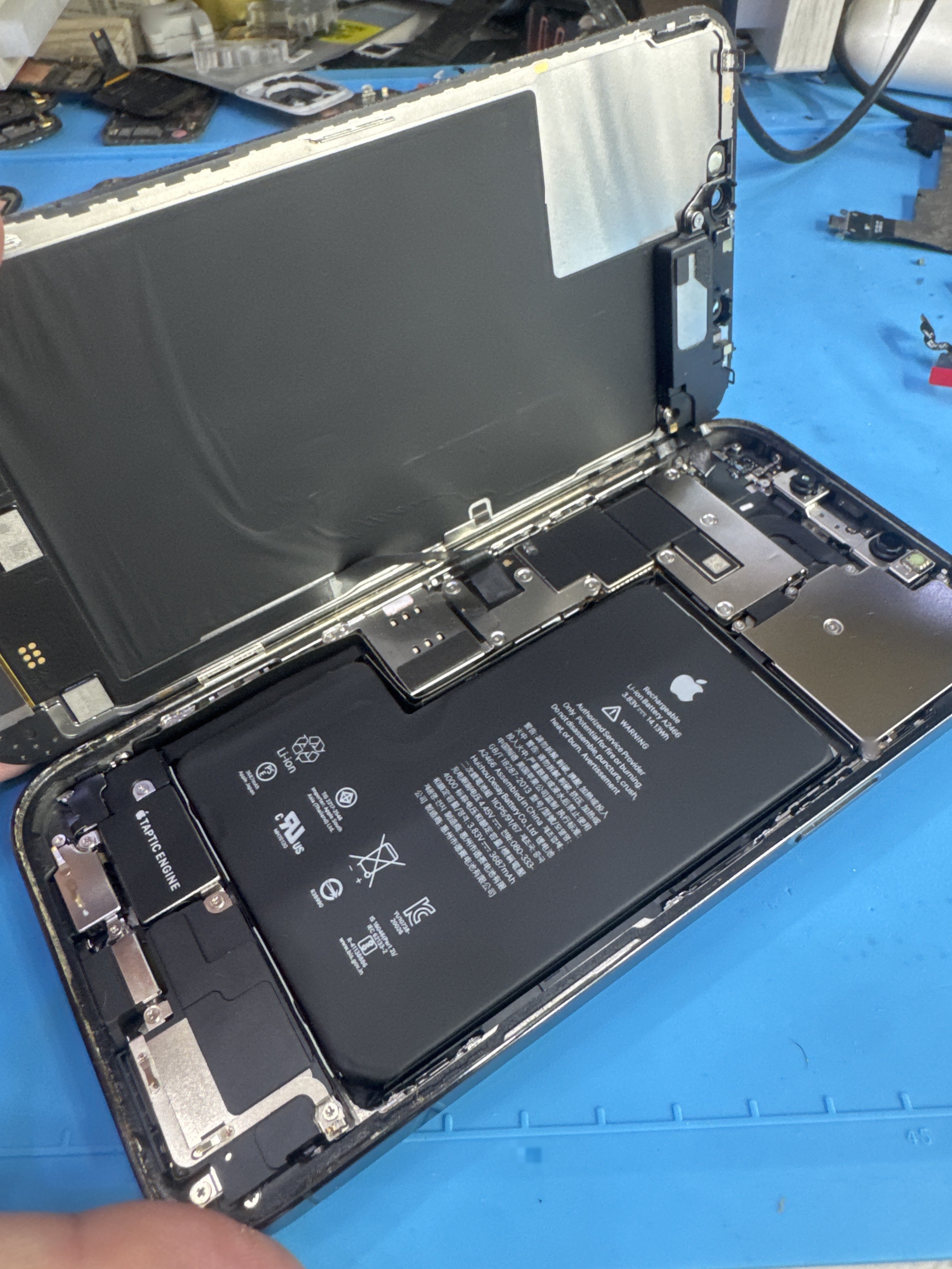 아이폰 12 Pro Max 내부 분해 — 정밀 작업 단계