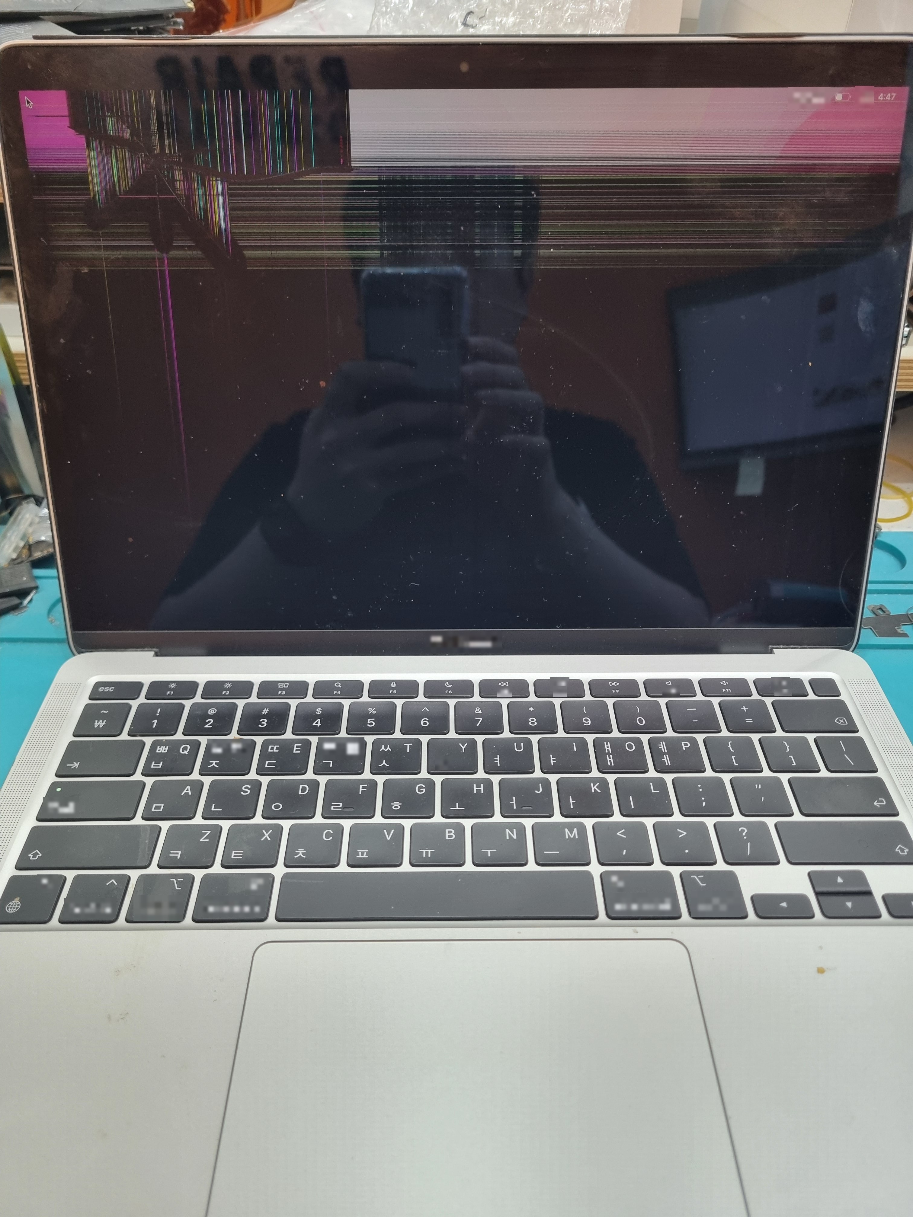 맥북 MacBook Air 13인치 (M1) 수리 전 — 액정 깨짐
