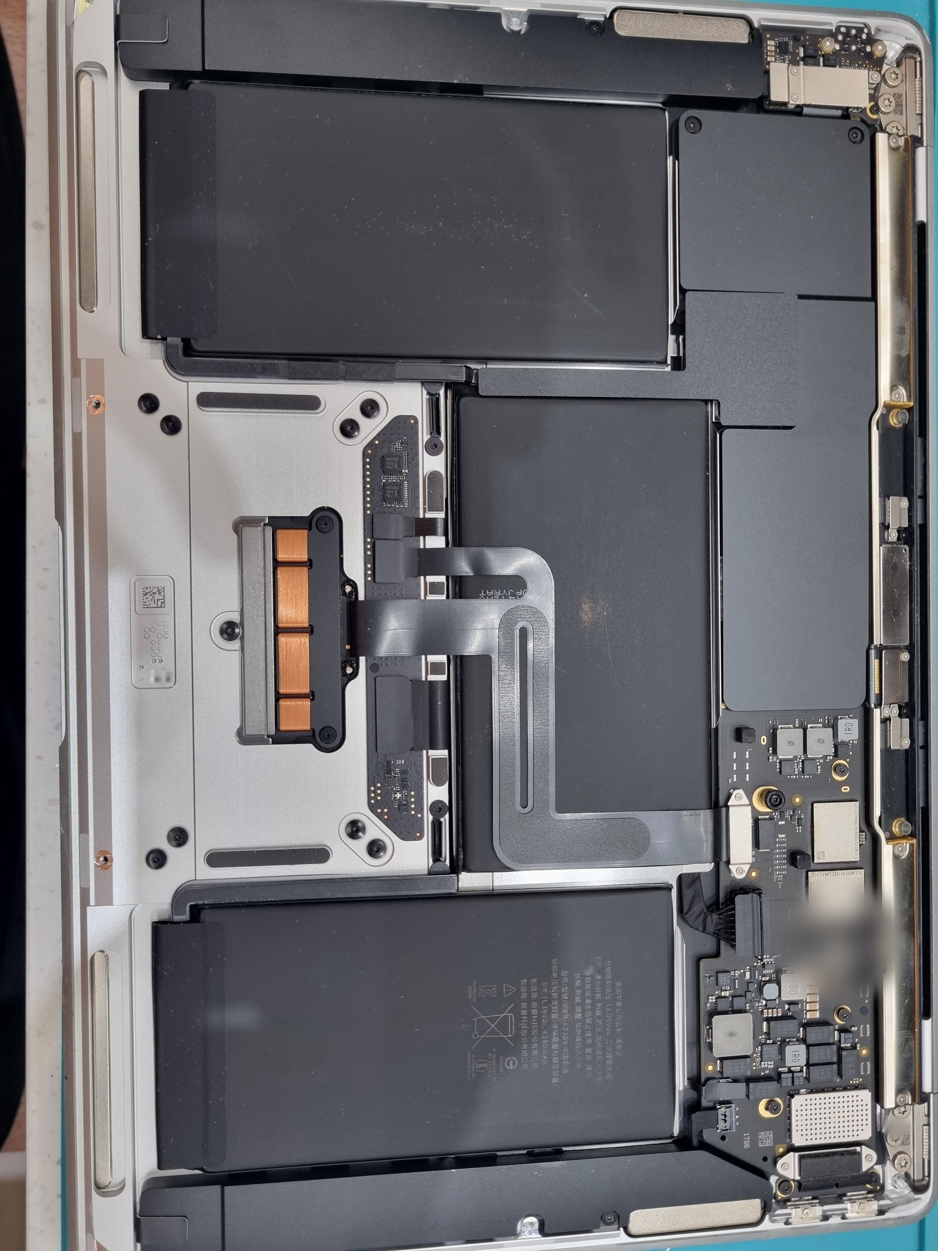 맥북 MacBook Air 13인치 (M1) 내부 분해 — 정밀 작업 단계