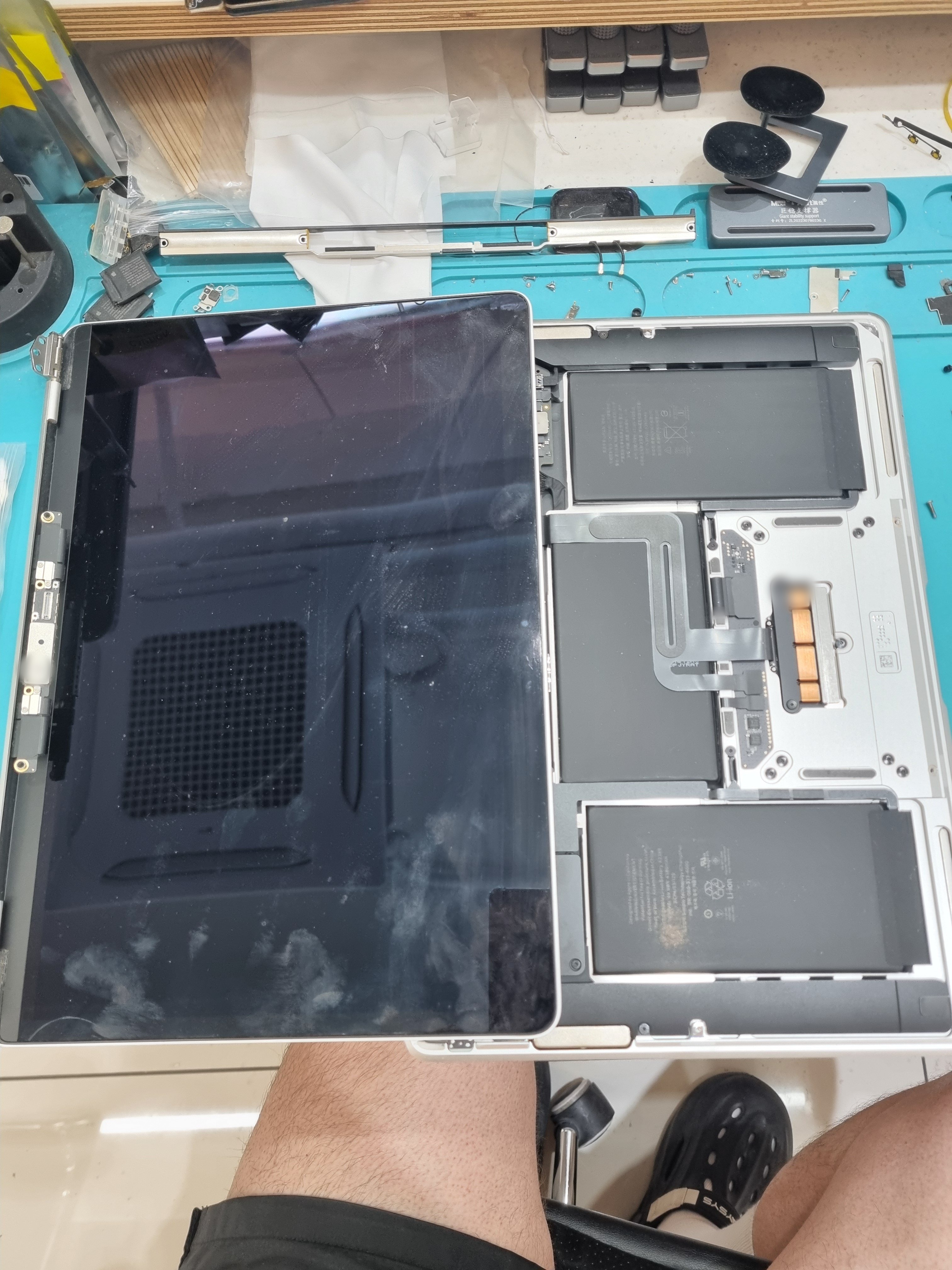 맥북 MacBook Air 13인치 (M1) 수리 작업 중 — 다올리페어 직영점 진행