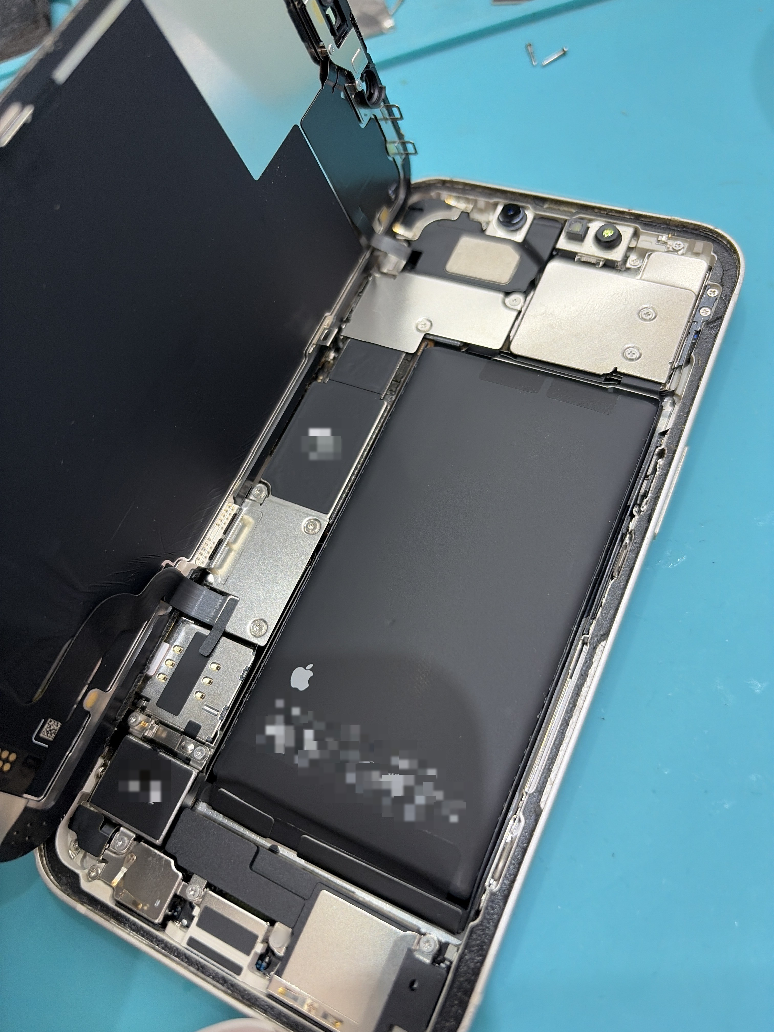 아이폰 iPhone 13 내부 분해 — 정밀 작업 단계