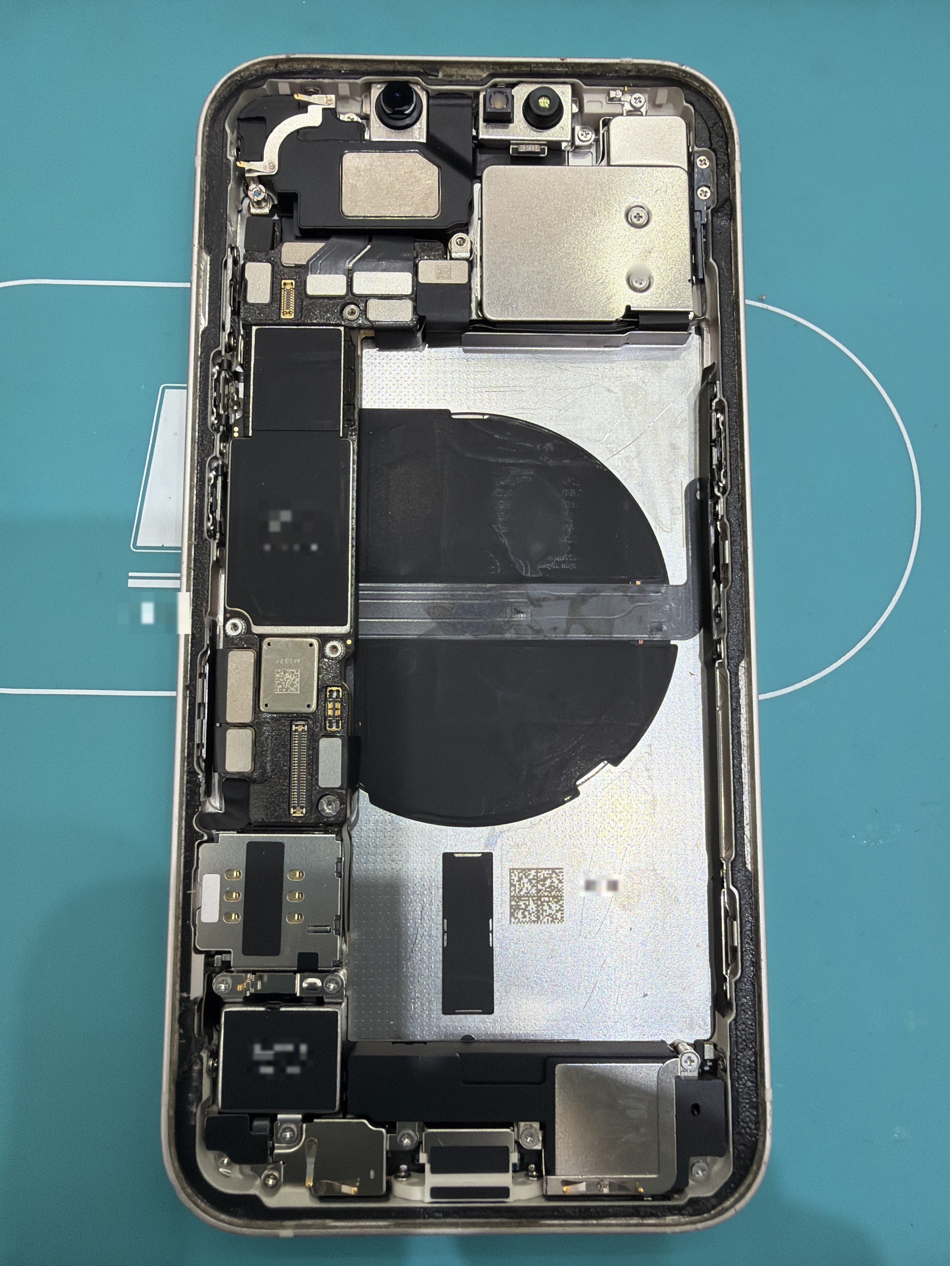 아이폰 iPhone 13 수리 작업 중 — 다올리페어 직영점 진행