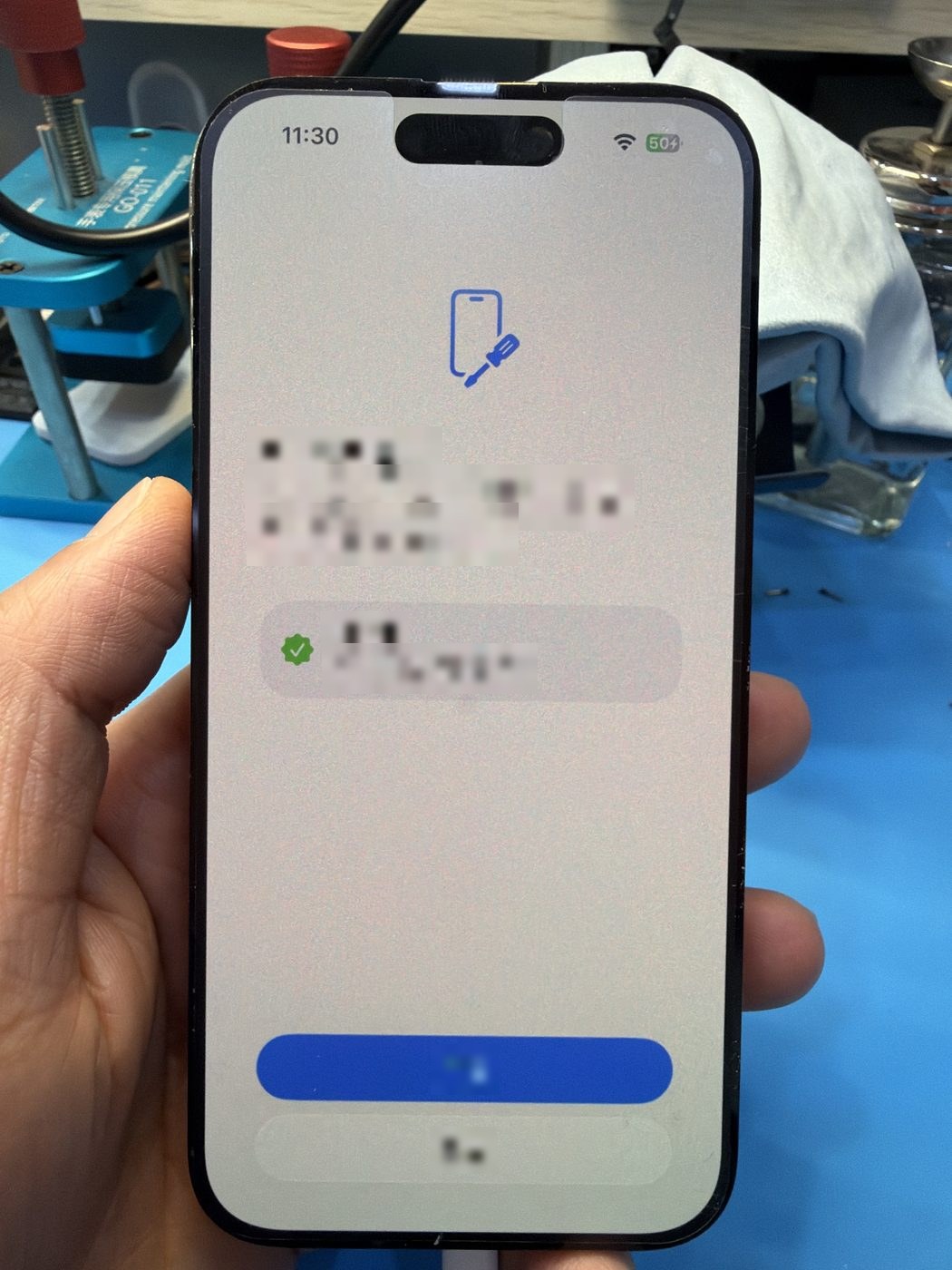 아이폰 14 프로 수리 작업 중