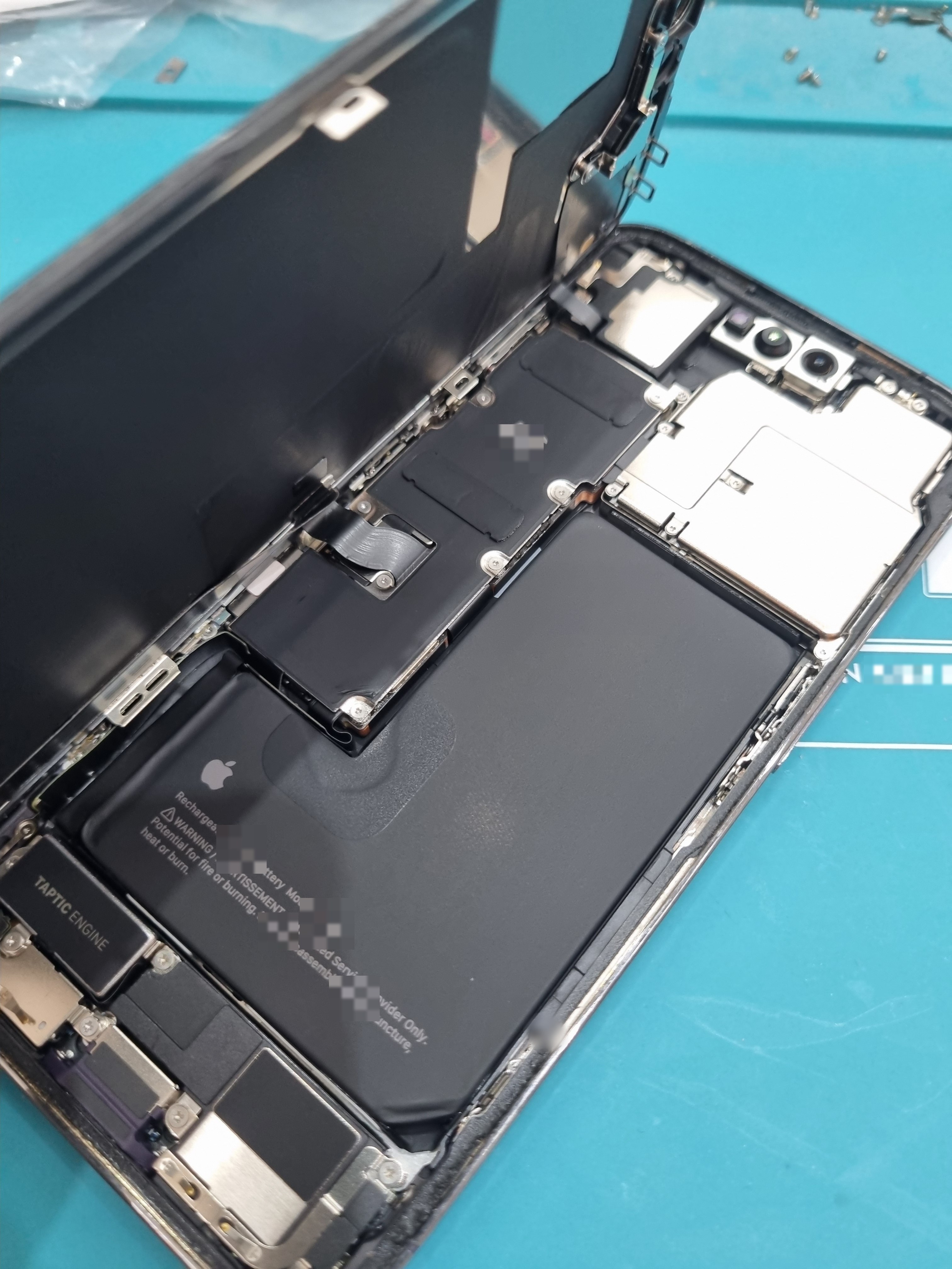 아이폰 iPhone 14 Pro 내부 분해 — 정밀 작업 단계