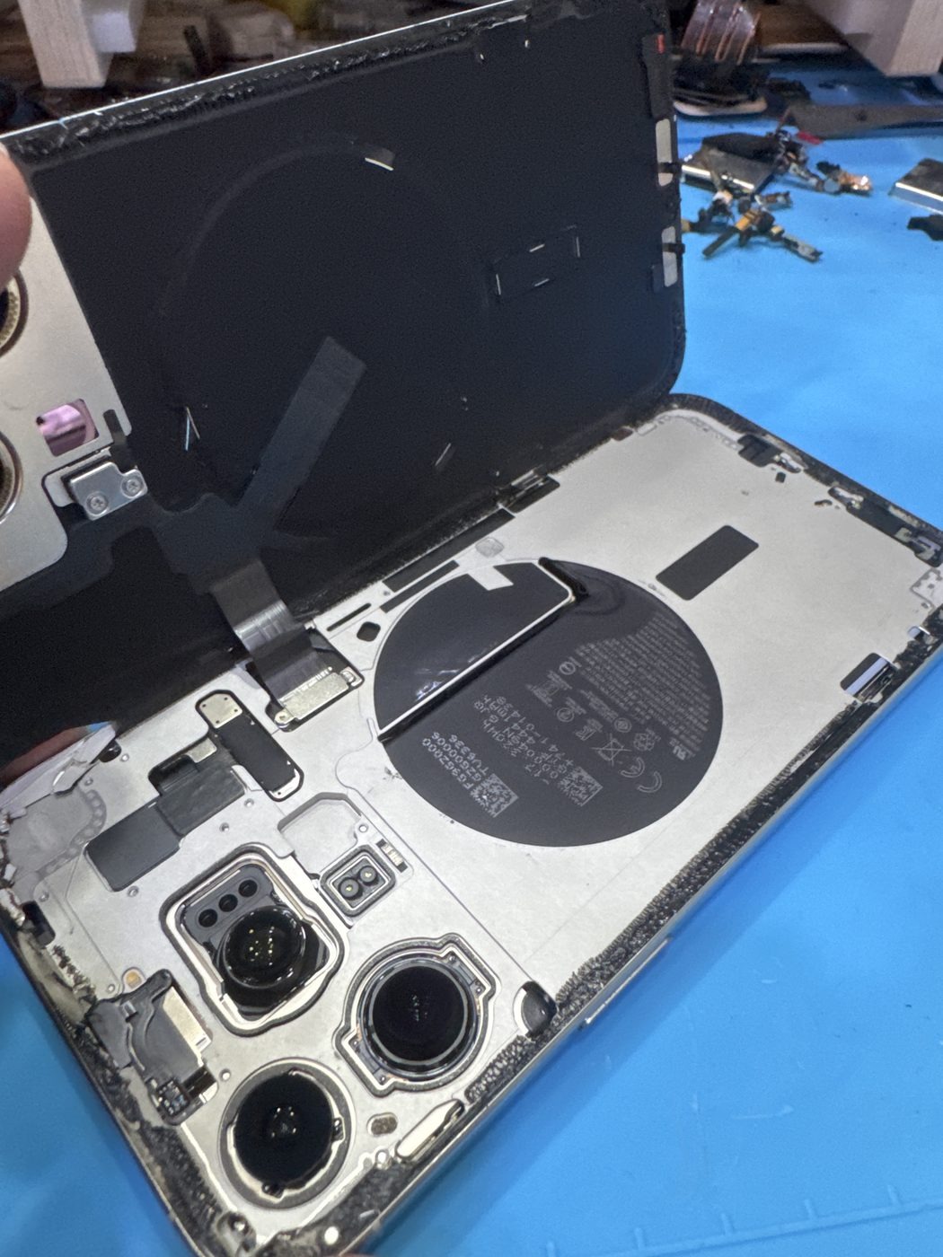아이폰 15 Pro Max 내부 분해 — 정밀 작업 단계