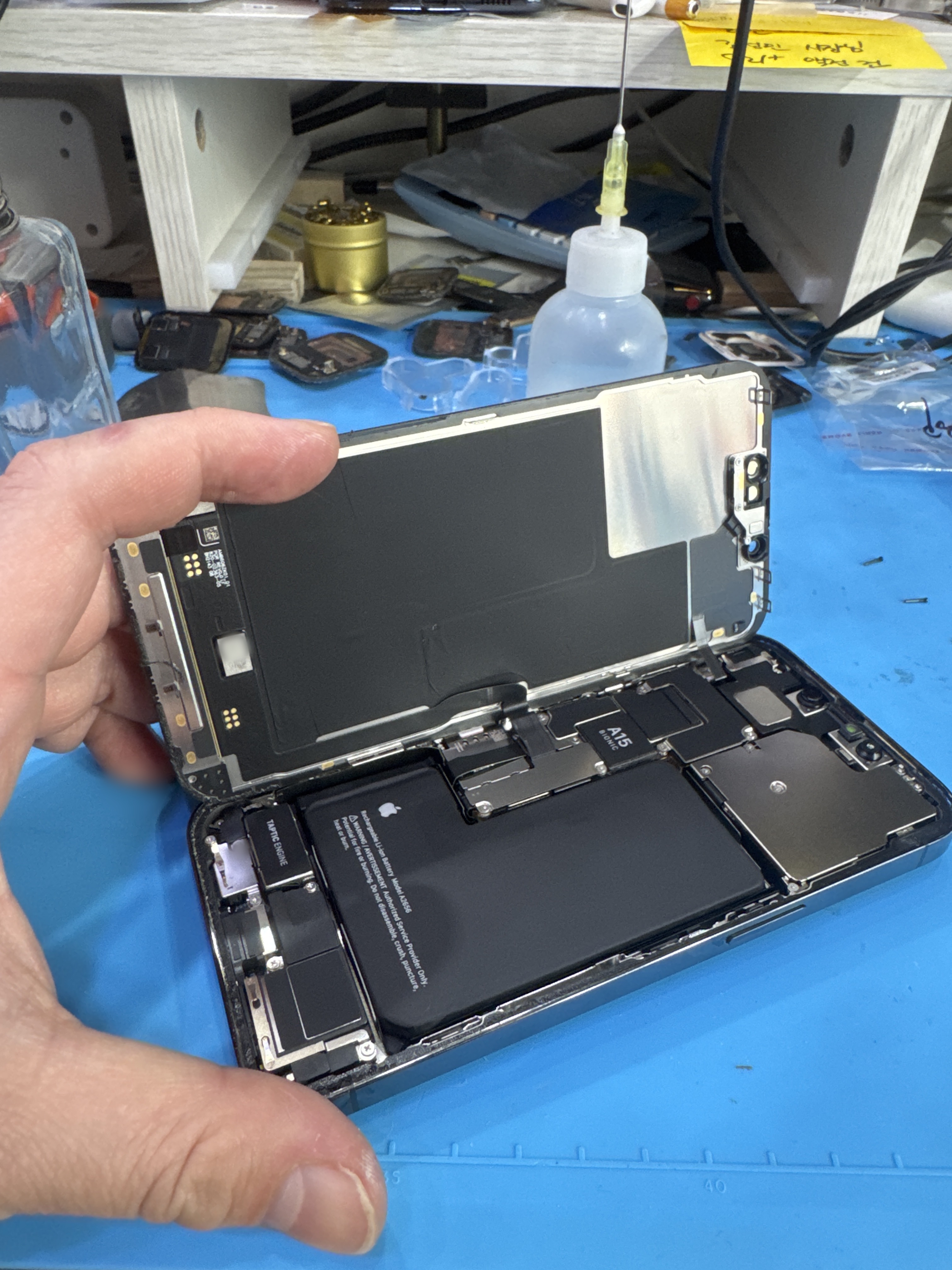 아이폰 iPhone 13 Pro 내부 분해 — 정밀 작업 단계