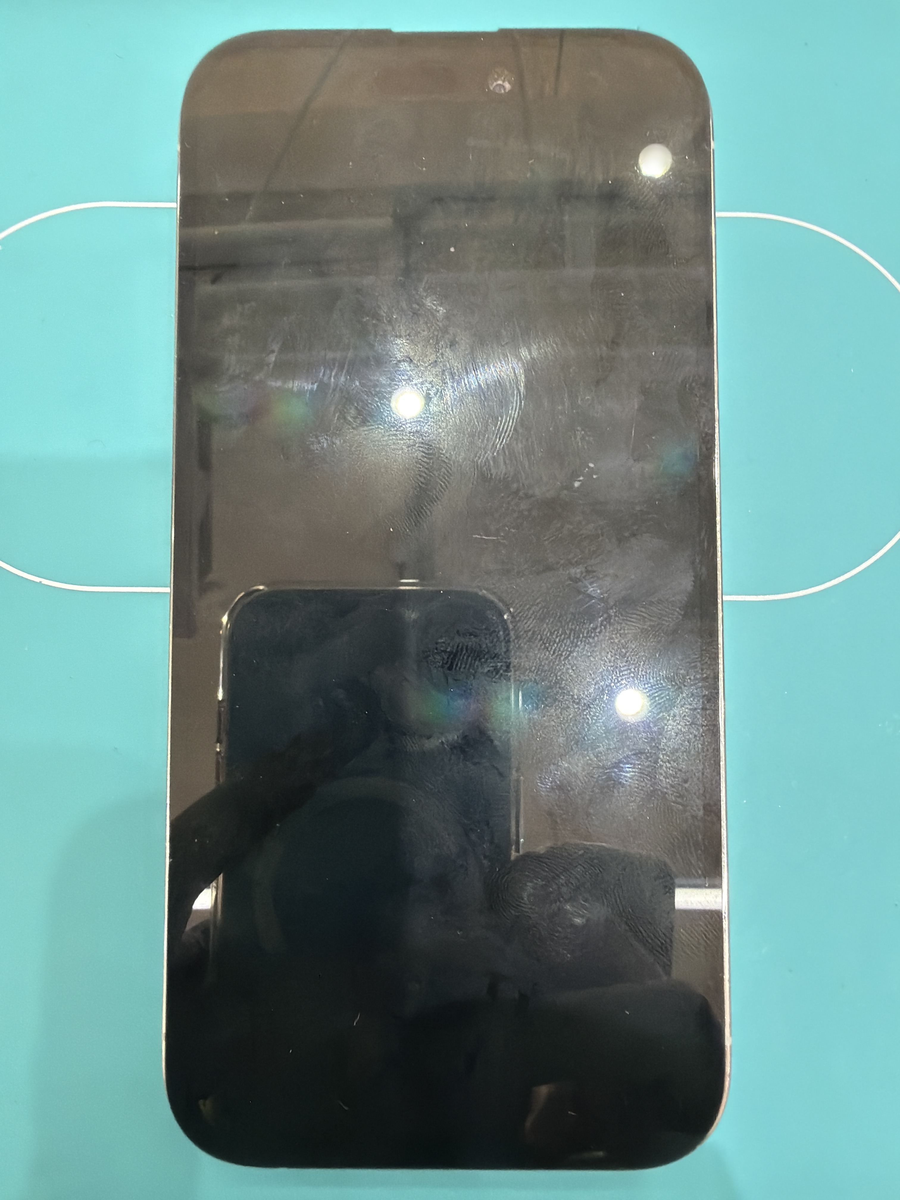 아이폰 14 Pro 수리 전 — 액정 깨짐